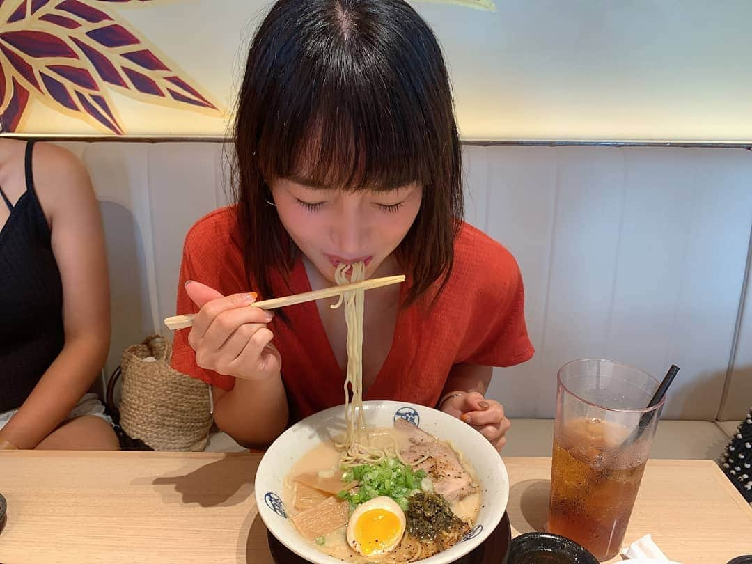 保坂玲奈さんのインスタグラム写真 - (保坂玲奈Instagram)「G  U  A  M 🍜 . ゴルフ後のラーメン、餃子、レモンサワー って幸せ過ぎません🥺？ . グアムのタクシー運転手さんが めっちゃ藤一番推しで気になっていたお店︎☺︎ . グアムでは珍しい24時間営業🕓 綺麗な店内でサク飲み、 サク食べも出来て使い勝手もにじゅうまる。 深夜におなかすいた時、 チャモロウ料理に飽きた時にも👍 . . . #hujiichibanguam #fujiichiban #guamramen #藤一番グアム #グアムラーメン #グアム #グアム旅行 #グアム旅行記 #グアム女子旅 #renaotravel #renaotravelguam」9月27日 13時38分 - __renao_0707