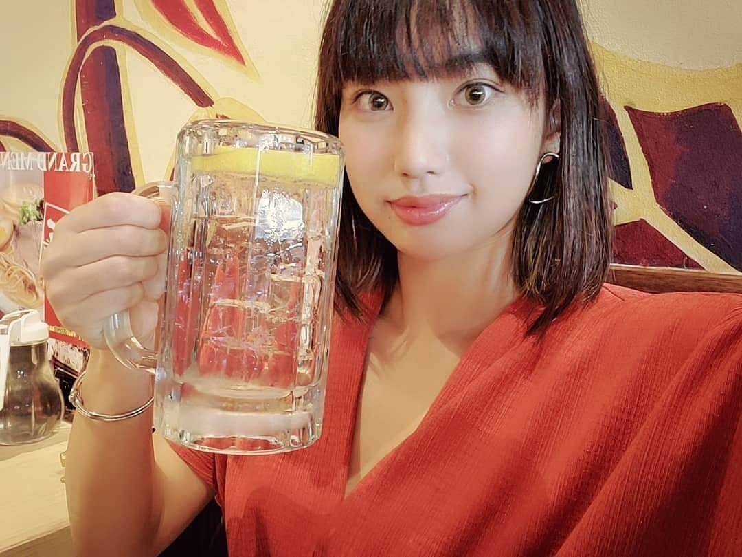 保坂玲奈さんのインスタグラム写真 - (保坂玲奈Instagram)「G  U  A  M 🍜 . ゴルフ後のラーメン、餃子、レモンサワー って幸せ過ぎません🥺？ . グアムのタクシー運転手さんが めっちゃ藤一番推しで気になっていたお店︎☺︎ . グアムでは珍しい24時間営業🕓 綺麗な店内でサク飲み、 サク食べも出来て使い勝手もにじゅうまる。 深夜におなかすいた時、 チャモロウ料理に飽きた時にも👍 . . . #hujiichibanguam #fujiichiban #guamramen #藤一番グアム #グアムラーメン #グアム #グアム旅行 #グアム旅行記 #グアム女子旅 #renaotravel #renaotravelguam」9月27日 13時38分 - __renao_0707