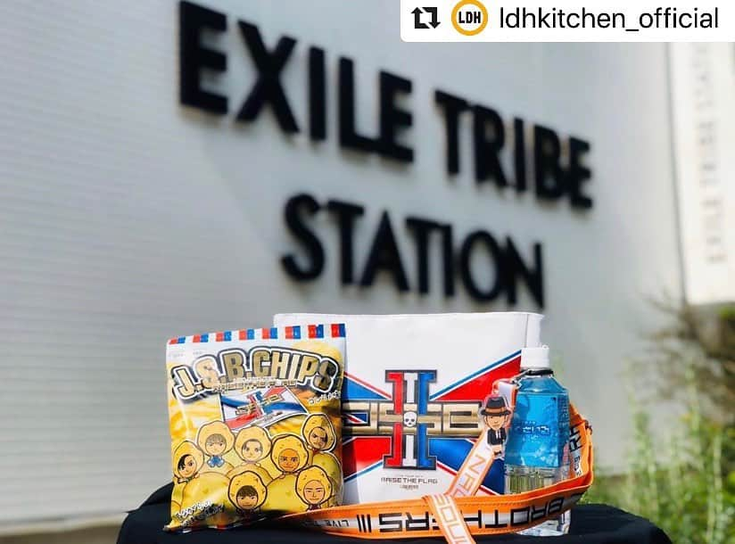 居酒屋えぐざいるPARKさんのインスタグラム写真 - (居酒屋えぐざいるPARKInstagram)「@ldhkitchen_official . 『出張居酒屋えぐざいるin EXILE TRIBE STATION TOKYO』開催中‼️🎉🎉 . 三代目 J SOUL BROTHERS LIVE TOUR 2019 ”RAISE THE FLAG” GENERATIONS LIVE TOUR 2019 “少年クロニクル“で大好評の出張居酒屋えぐざいるのOKASHIコーナー、ENNICHIコーナーが、中目黒のEXILE TRIBE STATION TOKYO内POP UP スペースにて期間限定で展開中💫💫 . ◆OKASHIコーナーからのご紹介🙌◆ 本日は、、、 【🌟RAISE THE FLAG SET🌟】 ・選べるメンバーセット(SET限定トート用ストラップ、SET限定ネックストラップ) ・出張居酒屋えぐざいるWATER ・J.S.B.CHIPS ・RAISE THE FLAG ランチバッグ こちらの商品は、触り心地抜群のどこにでも持ち歩きたくなる可愛いランチバッグに、SETでしか手に入らない限定のトート用ストラップ、あの人気商品ネックストラップも付いてきちゃうSET😍✨ しかも、 こちらは、なんとお好きなメンバーSETとなりまして、選べちゃう所がポイント👏 大満足商品間違いなし🤩 . 出張居酒屋えぐざいるでパワー補給💪をして、“RAISE THE FLAG”で、最高に盛り上がりましょう☝️✨ . . 【OKASHI メニュー】 RAISE THE FLAG KITCHENでの商品一部のみ販売 少年クロニクル KITCHENでの商品一部のみ販売 . 【ENNICHI コーナー】 ★J.S.B.Ⅲくじ ★GENEくじ . 【営業時間】 9月14日(土)～9月29日(日) 12:00 ～20:00 . 【場所】 EXILE TRIBE STATION TOKYO内 POP UPスペース . 【整理券について】 入店整理券配布に関して 9月14日(土)の営業より、11:00に抽選にて入店整理券を配布させて頂きます。 ■抽選対象時間：午前11時00分～午前11時10分までにお集まりのお客様 ■集合場所：山手通り ※EXILE TRIBE STATIONのグッズ・物販整理券とは別となります。 ※整理券に入店時間の記載はございません。 OPEN前に番号順に並んでお待ち頂きますので予めご了承下さい。 ※午前11時以前はお並びいただけません。 ※午前11時11分～12時にお越しになったお客様へは抽選対象者以降の整理券を来店された方から番号順に通常配布致します。 12時以降にお越し頂いたお客様には列の最後尾にお並び頂きます。 ※抽選時はスタッフの誘導指示に従って下さい。 ※深夜、早朝からの場所取り等の行為は近隣へのご迷惑になりますのでご遠慮下さい。 . 【注意事項】 ●景品には数に限りがございますので、無くなる場合がございます。 ●混雑時は、ゲームの回数を制限させていただきます。 ●荒天等の場合、営業を中断、中止する場合がございます。 ●営業時間は、混雑状況や天候等により、予告無く変更する場合がございます。 ●熱中症対策を十分に準備し、お越し下さいませ。お待ち頂くことが長くなる場合がございます。 ●東京ドーム場外での出張居酒屋えぐざいるブースの展開はございません。 . ※上記の注意事項、予めご了承ください。 . . #RAISETHEFLAG #RTF #少年クロニクル #三代目JSOULBROTHERS #GENERATIONS #出張居酒屋えぐざいる #LDHkitchen #EXILETRIBESTATIONTOKYO #ETS #トラステ #わくわくが止まらない #RAISETHEFLAGSET」9月27日 14時06分 - izakaya_exile