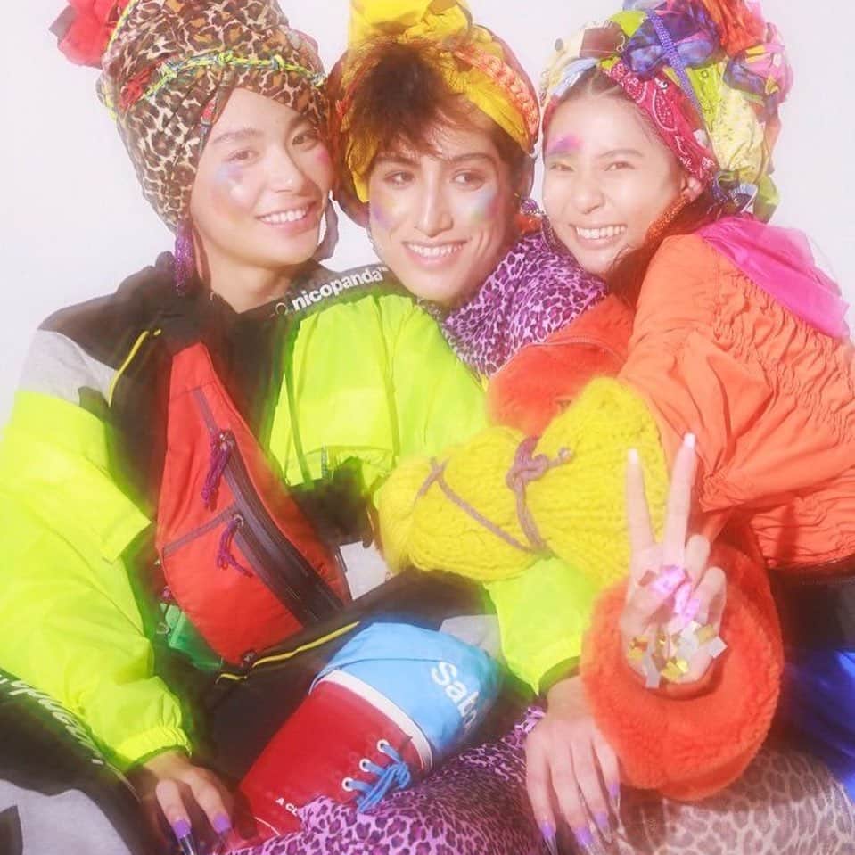 Shun Watanabeのインスタグラム：「🌳🌈⛰💚💅🏼 EP3 is out now!! NG集付き😂 “Take it from Queen” @voguegirljapan  Starring : Kemio, Yoshiaki, Michi @mmkemio @yooshiakiii @mi0306chi  DRAG QUEENS: ANA DIAMONDCLASS and PINA NINA @queenpinanina  VIDEO DIRECTOR: ATSUKI ITO @atsukiito_  VIDEOGRAPHER: MASAMI SANO (Kiki inc.) @ggsanoo  STILL PHOTOGRAPHER: BUNGO TSUCHIYA (TRON)  @bun5o  VIDEOGRAPHER: YUICHIRO SENDA VIDEO EFFECT: HAZUKI @hazukic_c  AUDIO: SHUMPEI ARAI CREATIVE DIRECTION: SHUN WATANABE (SW'NG inc.) @shun_watanabe STYLING: ANA DIAMONDCLASS HAIR : TOMOKO SATO (mod’s hair) @tomochin111111  MAKEUP : HARUKA TAZAKI (H studio inc.) @harukaoffi  NAIL: MOEKO NAKAMURA @xmxonxax  CREATIVE SUPERVISOR: GEN ARAI @genarai  WRITER: TOMOMI HATA PRODUCER: SHINJI ONISHI CREATIVE PRODUCER: MAKIKO KAWAGOE  #nicopanda #undercover #ambush @vogue #voguegirljapan #dragqueen #camp #lgbtq」