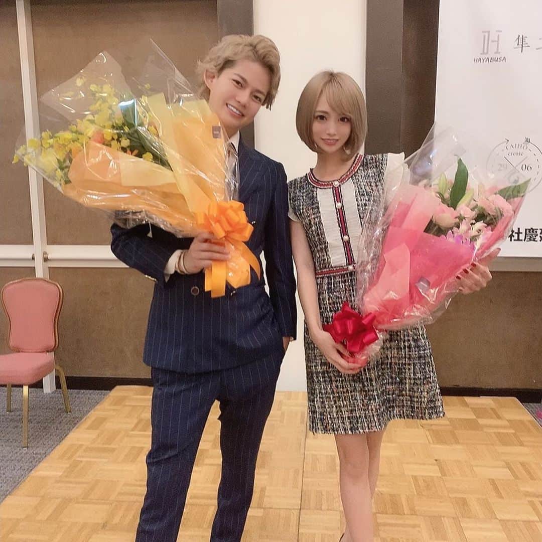 のインスタグラム：「"地元岡山で講演会"﻿ ﻿ 大阪に出る時地元の仲間が﻿ 「辛くなったら、いつでも帰って来いよ」と﻿ 盛大に送り出してくれたけど﻿ 盛大に送り出してくれた手前﻿ 結果を出すまでは帰れなかった笑﻿ ﻿ 今こうして時を経て講演会という形で﻿ 地元と地元の仲間にも﻿ 少しでも協力できて嬉しい✨﻿ 自分の言葉や行動が誰かにとっての﻿ 背中を押せるポジティブな﻿ 「選択肢」の１つになったらいいな﻿ ﻿ ﻿ #岡山 #地元 #講演会﻿ #岡山サロン﻿ #春木開﻿ #ポジティブクリエイター﻿ #サキ吉﻿ ﻿」