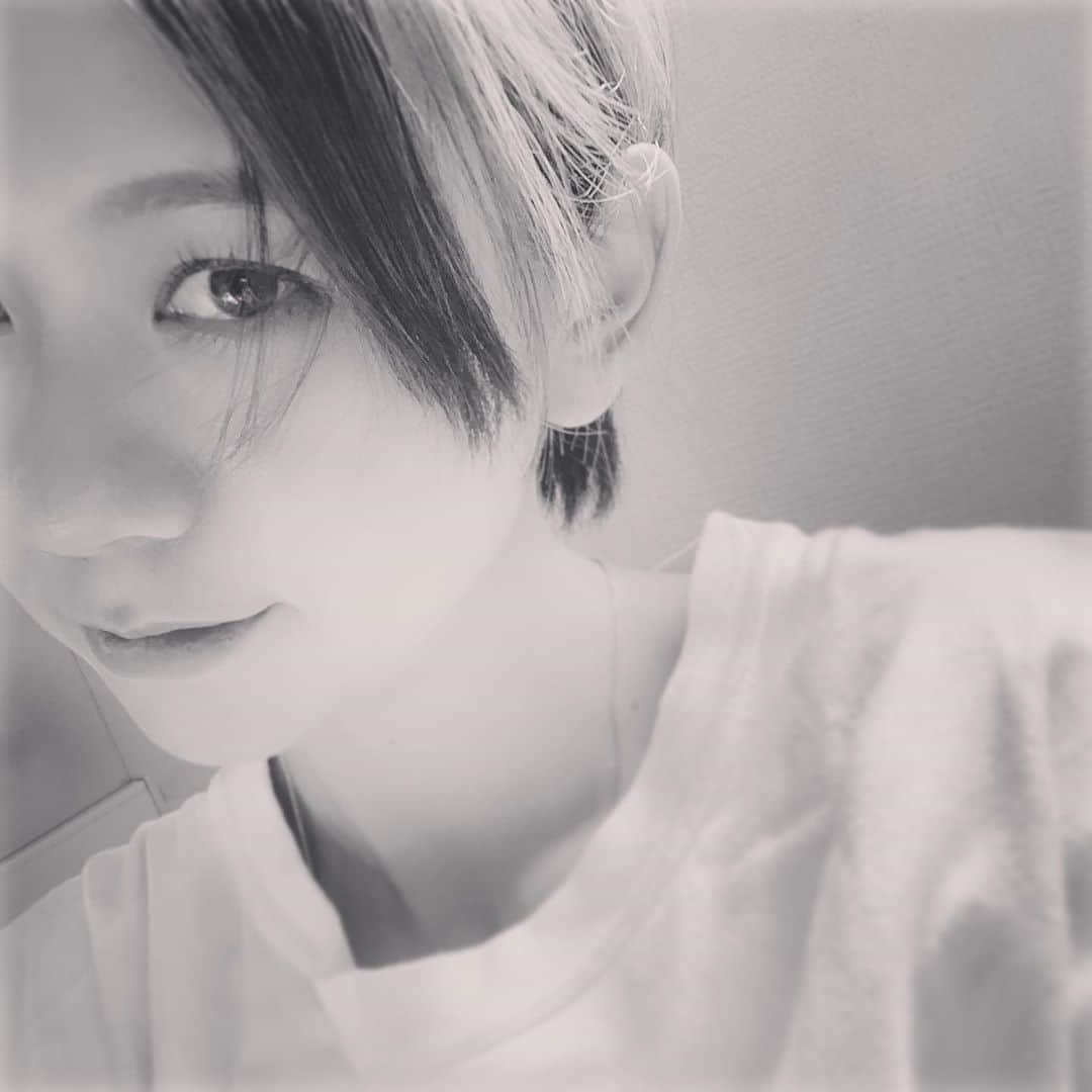 虎南有香のインスタグラム：「ショートに見えるけど後ろで結んでるだけのやーつ😎♥️ 自分的には綺麗に保てるならロングヘアの方が好きなんだけど。。。 また伸ばそうかな〜。。。 ちなみに前髪伸ばし途中🤘🏻 (知らぬ間に伸びた)」