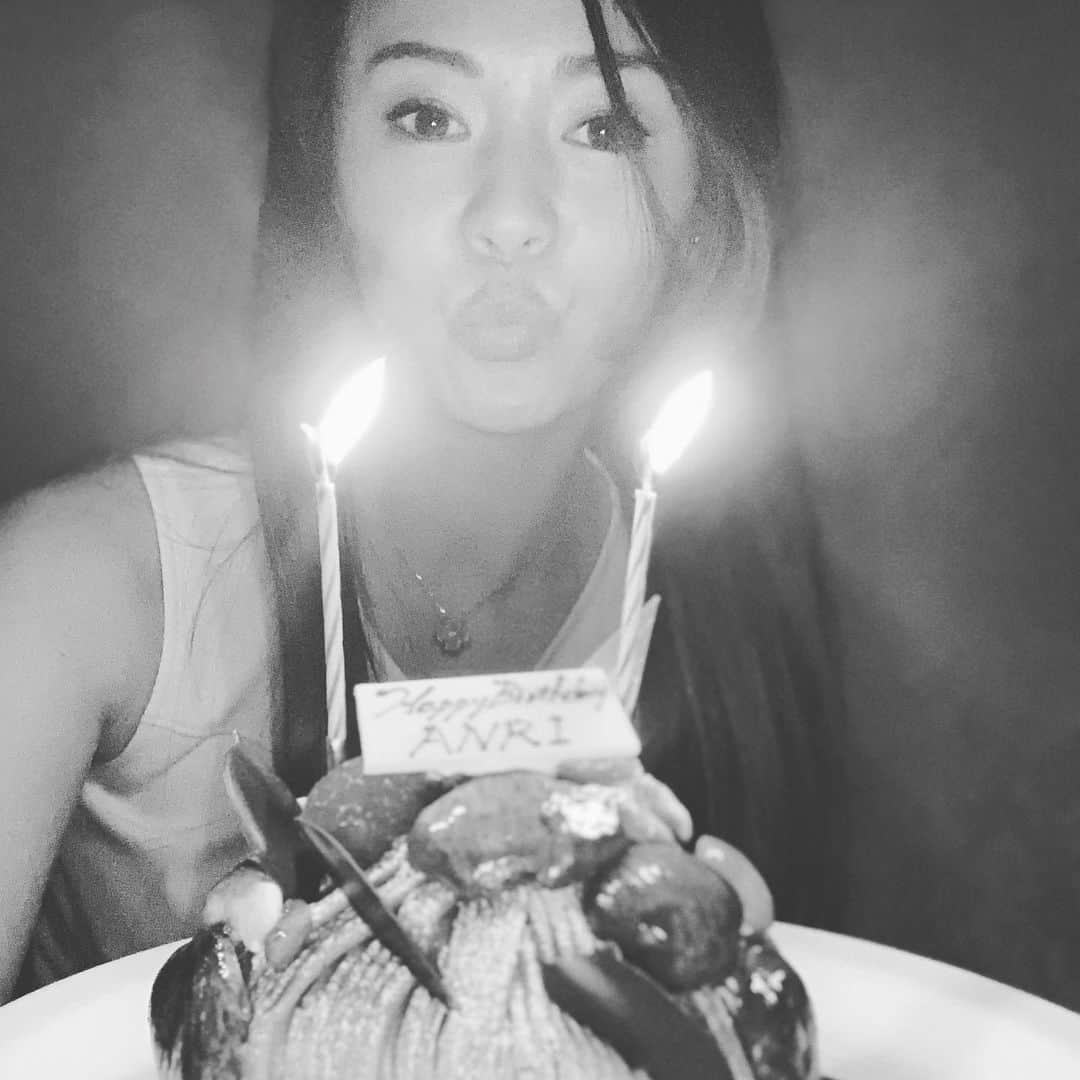 伴杏里さんのインスタグラム写真 - (伴杏里Instagram)「Thank you for all the birthday wishes🥰 撮影が終わった後に、だいすきなモンブラン食べてすごくホッとしたお誕生日🎂🎉 みんなありがとう💕 #happybirthday  #cake」9月27日 14時05分 - anri.ban