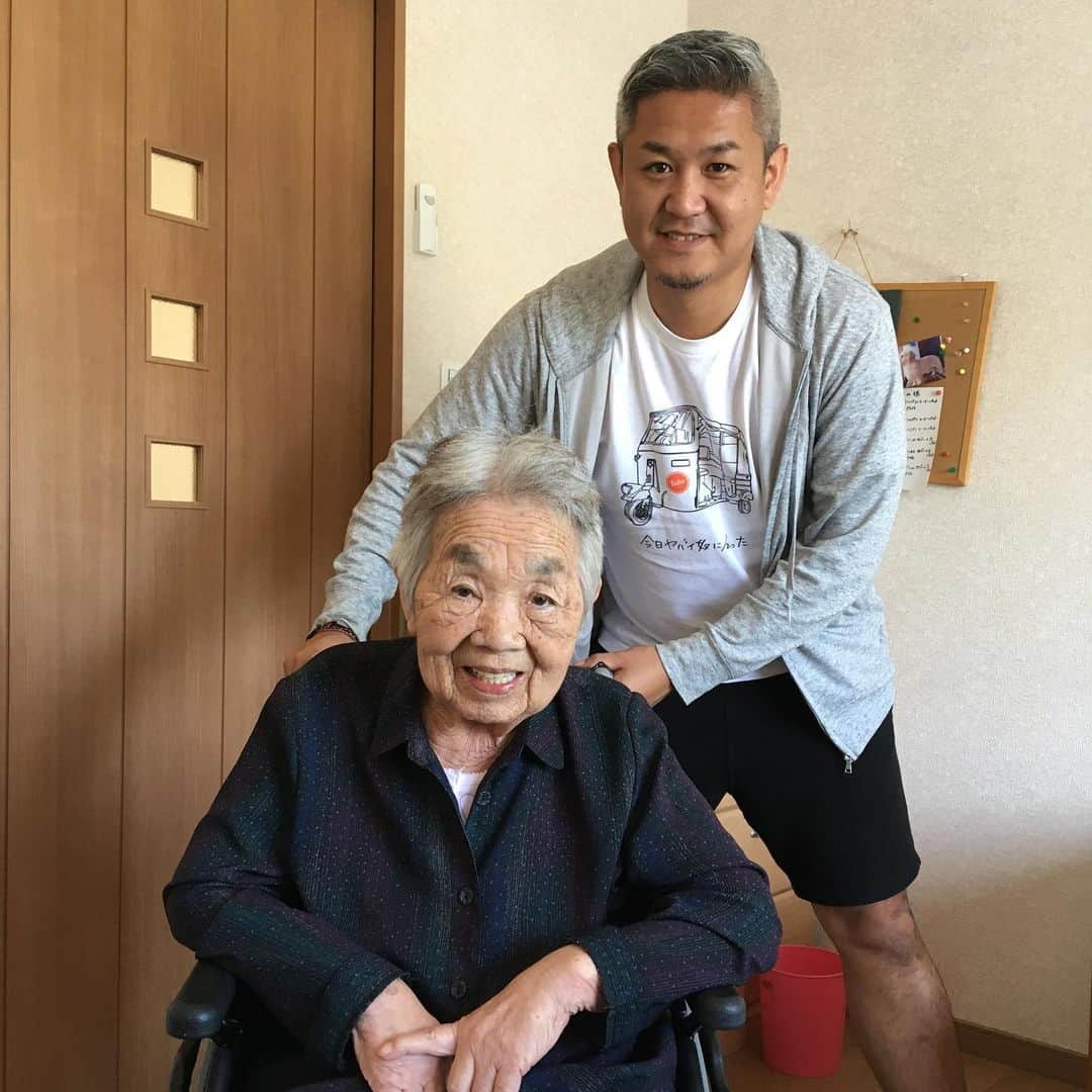 今日ヤバイ奴に会ったのインスタグラム：「婆ちゃんと白髪率が同じです。」