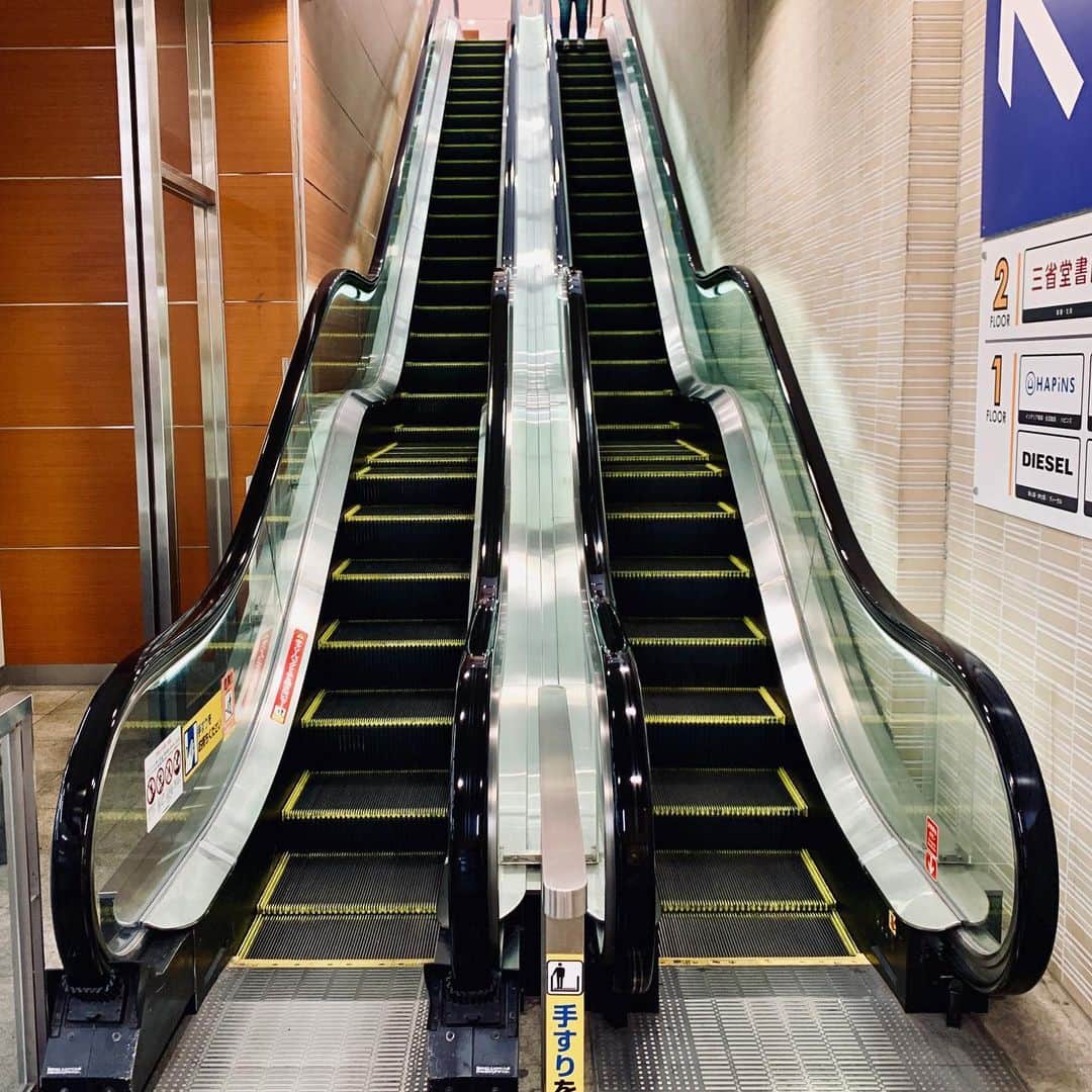 片山正通さんのインスタグラム写真 - (片山正通Instagram)「新鮮です。踊場のあるエスカレーター。 @ 岡山駅 Quite unusual. An escalator with a landing.@ Okayama Station」9月27日 14時09分 - masamichi_katayama