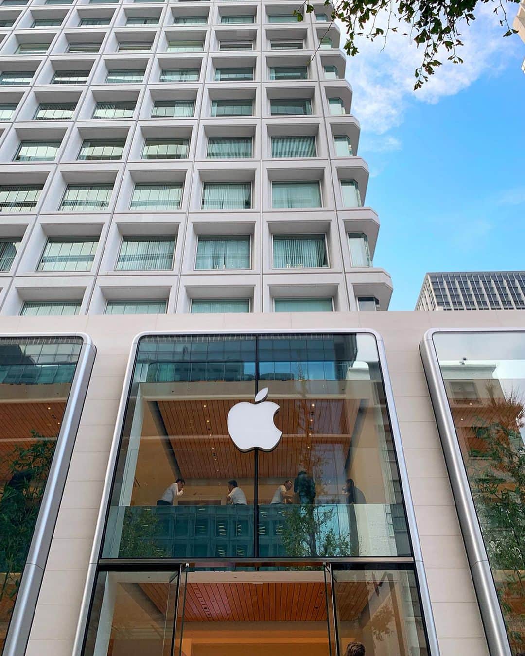 高木琢也さんのインスタグラム写真 - (高木琢也Instagram)「Apple presents🍎 明日 16:00 🙋‍♂️ パソコンも使えないアナログな高木にもできることやります🕴🕴🕴 #Apple丸の内 #TOKYOcreativeguild #apple」9月27日 14時11分 - takagi_ocean