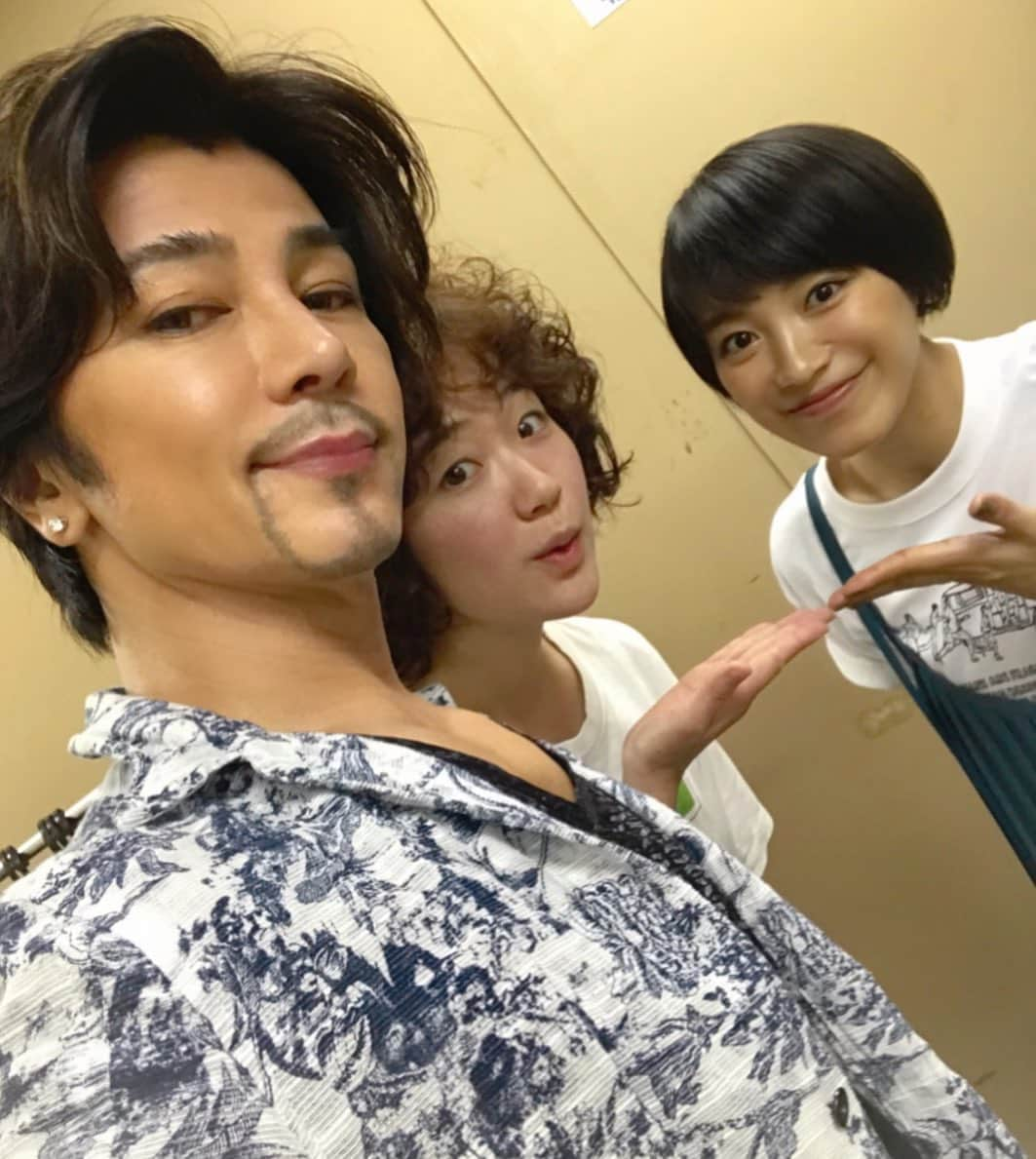 武田真治さんのインスタグラム写真 - (武田真治Instagram)「2019.9.27.TBS金曜ドラマ『#凪のお暇』が終わって最初の金曜日、#凪のロス の皆様にとっておきの一枚をご紹介📸 演技と唄による、この夏一番のケミストリーを起こしてくれた#黒木華 さんと#miwa さんのツーショット写真です⚡️ 黒木さんのお芝居にかかるmiwa さんの唄声に何度 涙を誘われたことか😭 ♪あ~すれば、こうすれば♪って皆さんも歌ったでしょ?  この二人には何度でも言いたい「素敵な夏をありがとう！」って！ えっ？手前に森蔵ママが写っていてツーショットじゃない⁈  っていうか邪魔ぁ？ …はぁ？何様ぁ？ここはワタシのインスタよ、文句ある？？？（笑） #スナックバブル  #中禅寺森蔵 #武田真治」9月27日 14時23分 - shinji.takeda