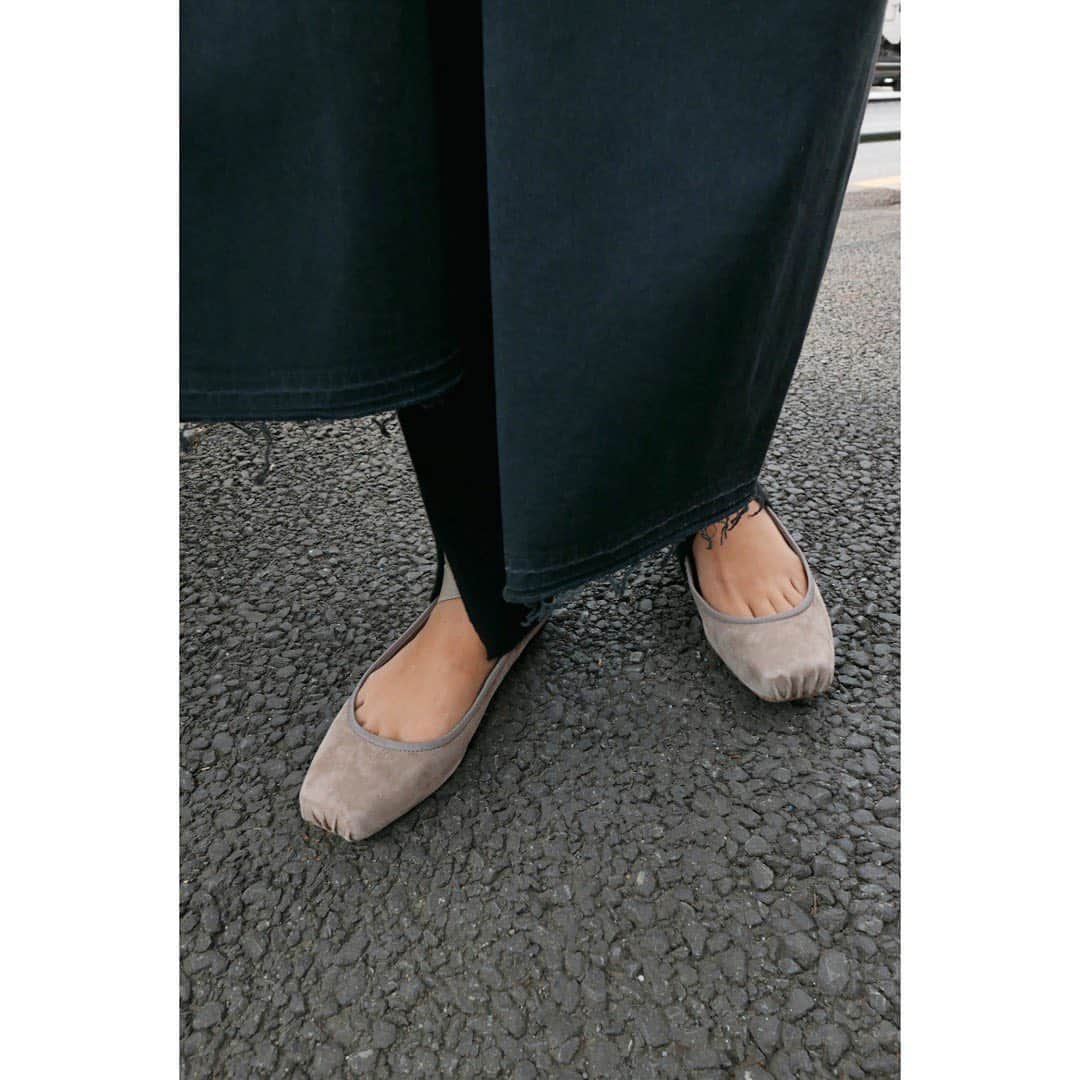 JUNNAさんのインスタグラム写真 - (JUNNAInstagram)「ETRÉの #ストラップバレエシューズ  昨年発売してからご好評頂き続け、 様々な素材や、カラーで発売しておりますが、 今年のAWはスウェード素材にしてみました。 光沢感が無く、よりシックで大人な印象に.. ブラックはレザータイプを愛用しているので 私は今回ベージュを購入してみましたが、 落ち着いて彩度の浅いベージュは何にでもスッと寄添いスタイリングをまとめてくれるの💪  私は22.5のサイズでETRÉの靴はいつも36を選んで履いています☺️ タスマニアレギンスの足首のカットデザインから バレエシューズのストラップが覗く感じがスキ。  程よいスクエアトゥでパンツスタイルもスカートスタイルも合わせやすい👍 爪先部分のドレープ感も拘り。  細かい拘りを詰め込んだ  upperhights × ETRÉ TOKYO のロングシャツ！ 今の時期がジャストシーズン！ #エトレコラボシャツ  羽織としてもワンピースとしても使えちゃう 秋はワードローブに生地のしっかりしたシャツが一枚あると安心😌  bottom/ #タスマニアウールニットレギンス  発売中 shoes/ #スウェードストラップバレエシューズ  発売中 shirt/ @upperhights × @etretokyo  発売中 bag/ #celine  #etretokyo#junna👠 #2019etreAW#エトレ#ニット#エトレニット#celinebag #秋服 #カジュアル#大人カジュアル#靴#靴好き#モノトーンコーデ #ベージュ#セリーヌ#バレエシューズ#エトレのバレエ」9月27日 14時26分 - junna