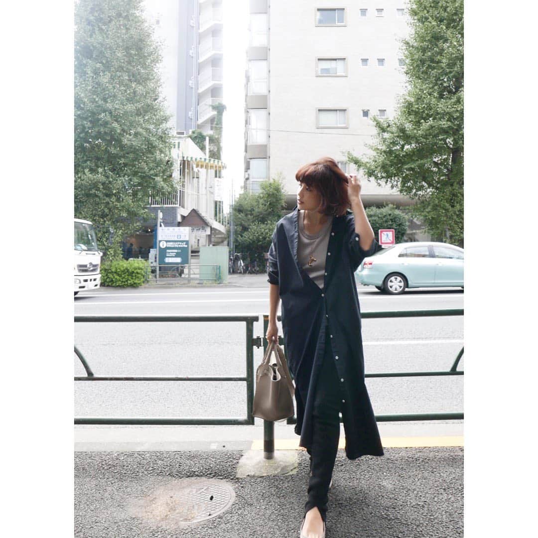 JUNNAさんのインスタグラム写真 - (JUNNAInstagram)「ETRÉの #ストラップバレエシューズ  昨年発売してからご好評頂き続け、 様々な素材や、カラーで発売しておりますが、 今年のAWはスウェード素材にしてみました。 光沢感が無く、よりシックで大人な印象に.. ブラックはレザータイプを愛用しているので 私は今回ベージュを購入してみましたが、 落ち着いて彩度の浅いベージュは何にでもスッと寄添いスタイリングをまとめてくれるの💪  私は22.5のサイズでETRÉの靴はいつも36を選んで履いています☺️ タスマニアレギンスの足首のカットデザインから バレエシューズのストラップが覗く感じがスキ。  程よいスクエアトゥでパンツスタイルもスカートスタイルも合わせやすい👍 爪先部分のドレープ感も拘り。  細かい拘りを詰め込んだ  upperhights × ETRÉ TOKYO のロングシャツ！ 今の時期がジャストシーズン！ #エトレコラボシャツ  羽織としてもワンピースとしても使えちゃう 秋はワードローブに生地のしっかりしたシャツが一枚あると安心😌  bottom/ #タスマニアウールニットレギンス  発売中 shoes/ #スウェードストラップバレエシューズ  発売中 shirt/ @upperhights × @etretokyo  発売中 bag/ #celine  #etretokyo#junna👠 #2019etreAW#エトレ#ニット#エトレニット#celinebag #秋服 #カジュアル#大人カジュアル#靴#靴好き#モノトーンコーデ #ベージュ#セリーヌ#バレエシューズ#エトレのバレエ」9月27日 14時26分 - junna