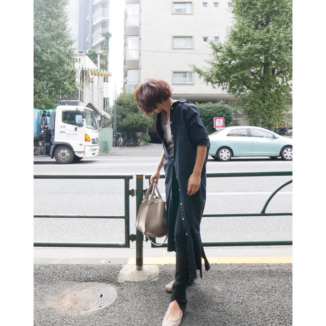JUNNAさんのインスタグラム写真 - (JUNNAInstagram)「ETRÉの #ストラップバレエシューズ  昨年発売してからご好評頂き続け、 様々な素材や、カラーで発売しておりますが、 今年のAWはスウェード素材にしてみました。 光沢感が無く、よりシックで大人な印象に.. ブラックはレザータイプを愛用しているので 私は今回ベージュを購入してみましたが、 落ち着いて彩度の浅いベージュは何にでもスッと寄添いスタイリングをまとめてくれるの💪  私は22.5のサイズでETRÉの靴はいつも36を選んで履いています☺️ タスマニアレギンスの足首のカットデザインから バレエシューズのストラップが覗く感じがスキ。  程よいスクエアトゥでパンツスタイルもスカートスタイルも合わせやすい👍 爪先部分のドレープ感も拘り。  細かい拘りを詰め込んだ  upperhights × ETRÉ TOKYO のロングシャツ！ 今の時期がジャストシーズン！ #エトレコラボシャツ  羽織としてもワンピースとしても使えちゃう 秋はワードローブに生地のしっかりしたシャツが一枚あると安心😌  bottom/ #タスマニアウールニットレギンス  発売中 shoes/ #スウェードストラップバレエシューズ  発売中 shirt/ @upperhights × @etretokyo  発売中 bag/ #celine  #etretokyo#junna👠 #2019etreAW#エトレ#ニット#エトレニット#celinebag #秋服 #カジュアル#大人カジュアル#靴#靴好き#モノトーンコーデ #ベージュ#セリーヌ#バレエシューズ#エトレのバレエ」9月27日 14時26分 - junna