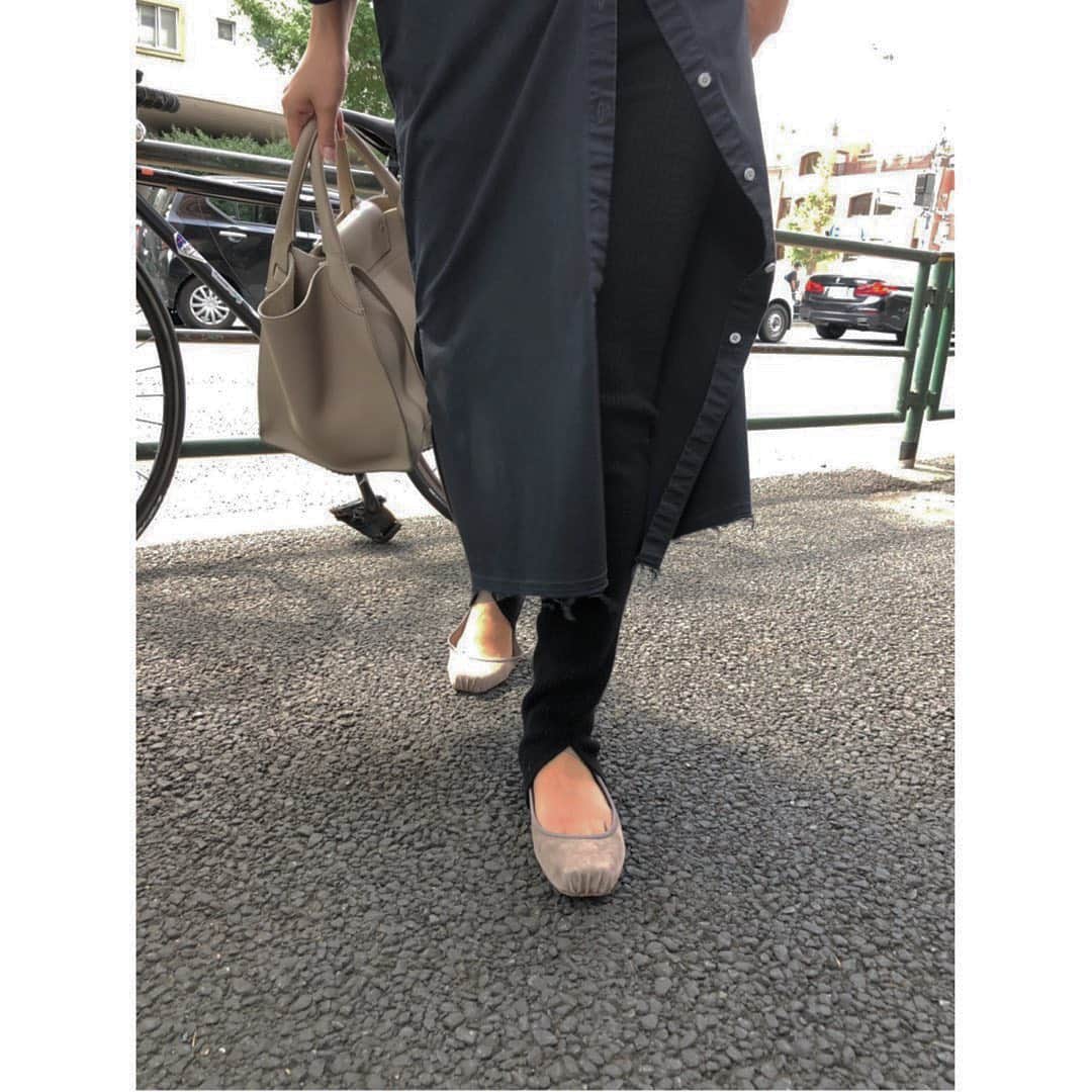 JUNNAさんのインスタグラム写真 - (JUNNAInstagram)「ETRÉの #ストラップバレエシューズ  昨年発売してからご好評頂き続け、 様々な素材や、カラーで発売しておりますが、 今年のAWはスウェード素材にしてみました。 光沢感が無く、よりシックで大人な印象に.. ブラックはレザータイプを愛用しているので 私は今回ベージュを購入してみましたが、 落ち着いて彩度の浅いベージュは何にでもスッと寄添いスタイリングをまとめてくれるの💪  私は22.5のサイズでETRÉの靴はいつも36を選んで履いています☺️ タスマニアレギンスの足首のカットデザインから バレエシューズのストラップが覗く感じがスキ。  程よいスクエアトゥでパンツスタイルもスカートスタイルも合わせやすい👍 爪先部分のドレープ感も拘り。  細かい拘りを詰め込んだ  upperhights × ETRÉ TOKYO のロングシャツ！ 今の時期がジャストシーズン！ #エトレコラボシャツ  羽織としてもワンピースとしても使えちゃう 秋はワードローブに生地のしっかりしたシャツが一枚あると安心😌  bottom/ #タスマニアウールニットレギンス  発売中 shoes/ #スウェードストラップバレエシューズ  発売中 shirt/ @upperhights × @etretokyo  発売中 bag/ #celine  #etretokyo#junna👠 #2019etreAW#エトレ#ニット#エトレニット#celinebag #秋服 #カジュアル#大人カジュアル#靴#靴好き#モノトーンコーデ #ベージュ#セリーヌ#バレエシューズ#エトレのバレエ」9月27日 14時26分 - junna