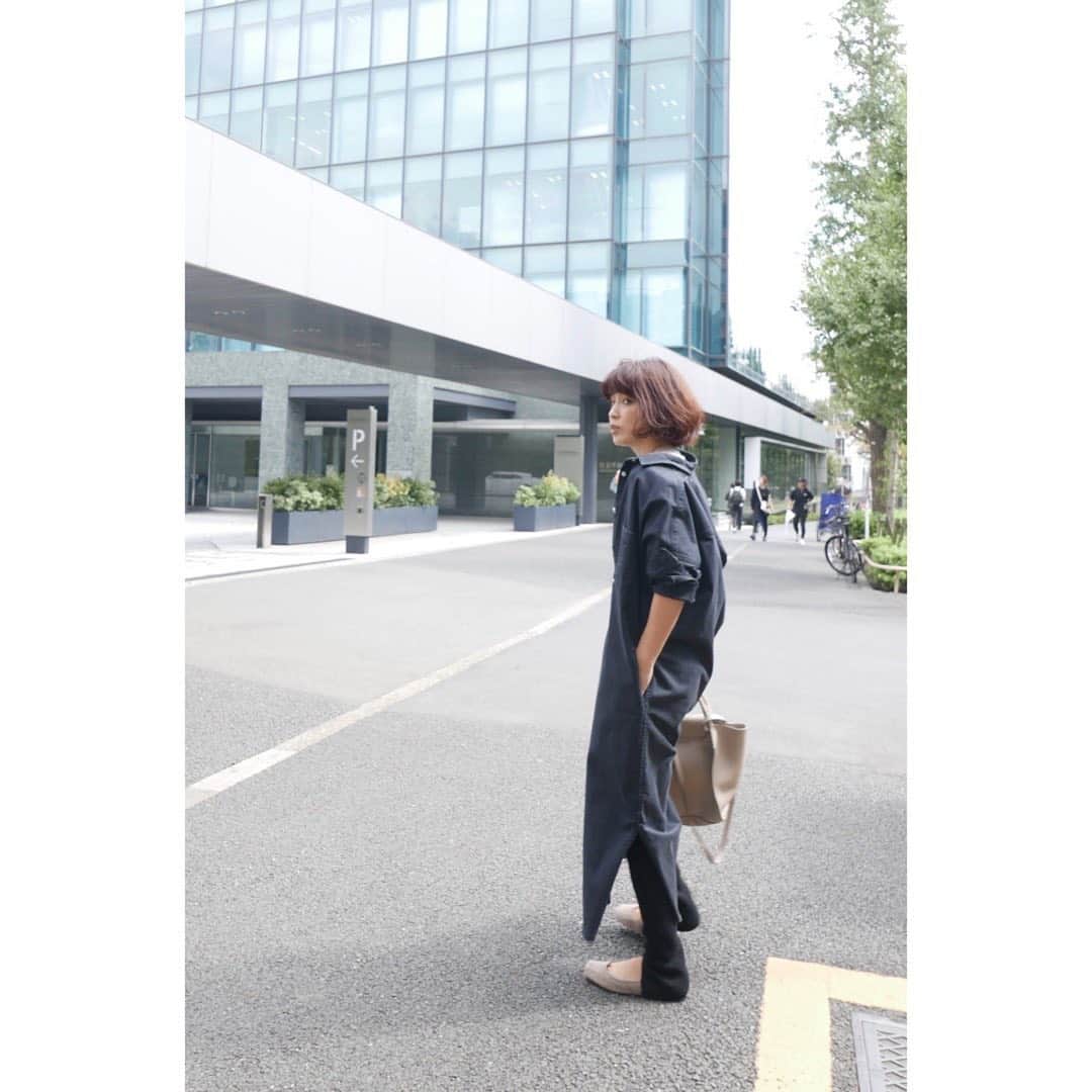 JUNNAさんのインスタグラム写真 - (JUNNAInstagram)「ETRÉの #ストラップバレエシューズ  昨年発売してからご好評頂き続け、 様々な素材や、カラーで発売しておりますが、 今年のAWはスウェード素材にしてみました。 光沢感が無く、よりシックで大人な印象に.. ブラックはレザータイプを愛用しているので 私は今回ベージュを購入してみましたが、 落ち着いて彩度の浅いベージュは何にでもスッと寄添いスタイリングをまとめてくれるの💪  私は22.5のサイズでETRÉの靴はいつも36を選んで履いています☺️ タスマニアレギンスの足首のカットデザインから バレエシューズのストラップが覗く感じがスキ。  程よいスクエアトゥでパンツスタイルもスカートスタイルも合わせやすい👍 爪先部分のドレープ感も拘り。  細かい拘りを詰め込んだ  upperhights × ETRÉ TOKYO のロングシャツ！ 今の時期がジャストシーズン！ #エトレコラボシャツ  羽織としてもワンピースとしても使えちゃう 秋はワードローブに生地のしっかりしたシャツが一枚あると安心😌  bottom/ #タスマニアウールニットレギンス  発売中 shoes/ #スウェードストラップバレエシューズ  発売中 shirt/ @upperhights × @etretokyo  発売中 bag/ #celine  #etretokyo#junna👠 #2019etreAW#エトレ#ニット#エトレニット#celinebag #秋服 #カジュアル#大人カジュアル#靴#靴好き#モノトーンコーデ #ベージュ#セリーヌ#バレエシューズ#エトレのバレエ」9月27日 14時26分 - junna