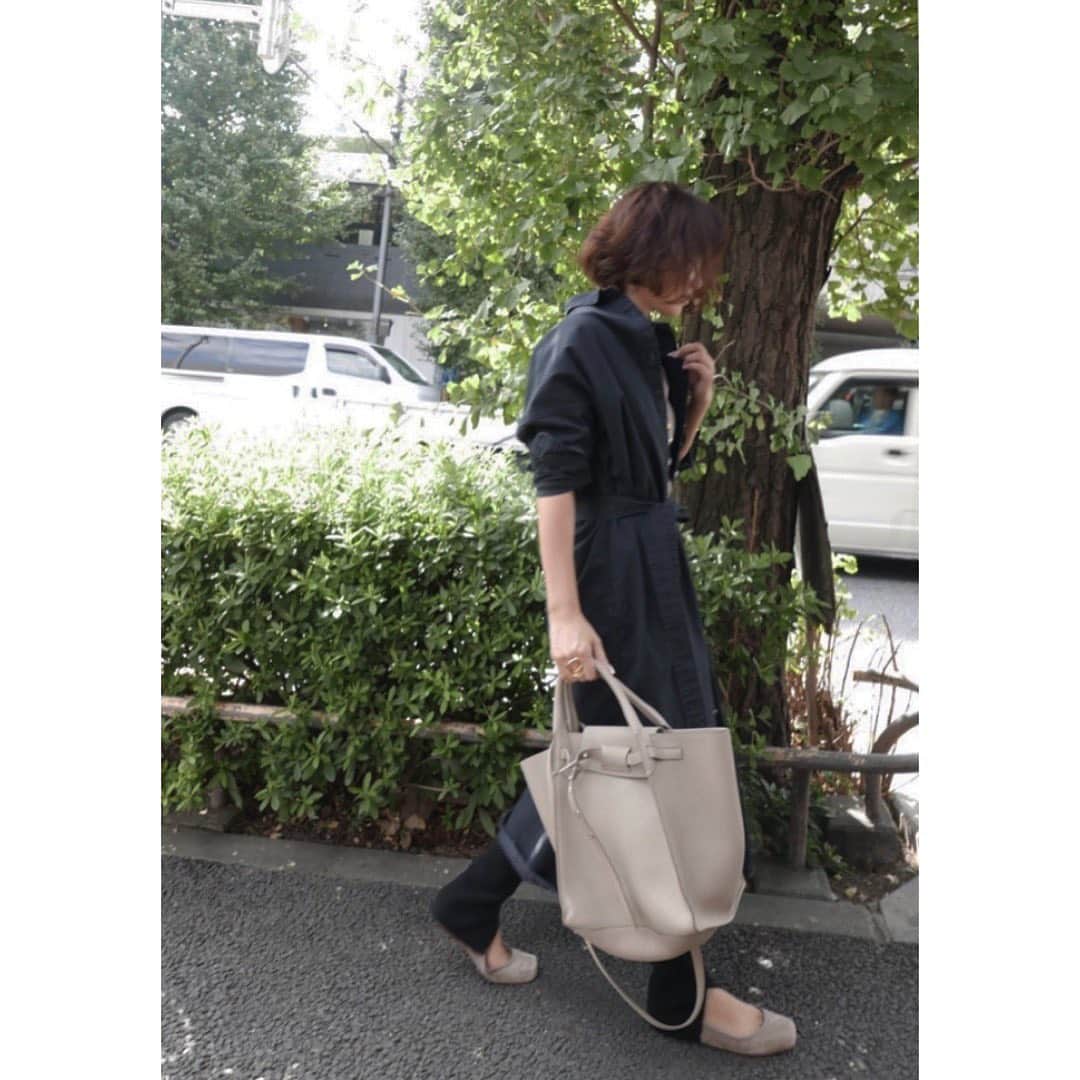 JUNNAさんのインスタグラム写真 - (JUNNAInstagram)「ETRÉの #ストラップバレエシューズ  昨年発売してからご好評頂き続け、 様々な素材や、カラーで発売しておりますが、 今年のAWはスウェード素材にしてみました。 光沢感が無く、よりシックで大人な印象に.. ブラックはレザータイプを愛用しているので 私は今回ベージュを購入してみましたが、 落ち着いて彩度の浅いベージュは何にでもスッと寄添いスタイリングをまとめてくれるの💪  私は22.5のサイズでETRÉの靴はいつも36を選んで履いています☺️ タスマニアレギンスの足首のカットデザインから バレエシューズのストラップが覗く感じがスキ。  程よいスクエアトゥでパンツスタイルもスカートスタイルも合わせやすい👍 爪先部分のドレープ感も拘り。  細かい拘りを詰め込んだ  upperhights × ETRÉ TOKYO のロングシャツ！ 今の時期がジャストシーズン！ #エトレコラボシャツ  羽織としてもワンピースとしても使えちゃう 秋はワードローブに生地のしっかりしたシャツが一枚あると安心😌  bottom/ #タスマニアウールニットレギンス  発売中 shoes/ #スウェードストラップバレエシューズ  発売中 shirt/ @upperhights × @etretokyo  発売中 bag/ #celine  #etretokyo#junna👠 #2019etreAW#エトレ#ニット#エトレニット#celinebag #秋服 #カジュアル#大人カジュアル#靴#靴好き#モノトーンコーデ #ベージュ#セリーヌ#バレエシューズ#エトレのバレエ」9月27日 14時26分 - junna