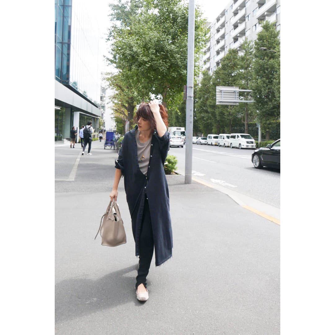 JUNNAさんのインスタグラム写真 - (JUNNAInstagram)「ETRÉの #ストラップバレエシューズ  昨年発売してからご好評頂き続け、 様々な素材や、カラーで発売しておりますが、 今年のAWはスウェード素材にしてみました。 光沢感が無く、よりシックで大人な印象に.. ブラックはレザータイプを愛用しているので 私は今回ベージュを購入してみましたが、 落ち着いて彩度の浅いベージュは何にでもスッと寄添いスタイリングをまとめてくれるの💪  私は22.5のサイズでETRÉの靴はいつも36を選んで履いています☺️ タスマニアレギンスの足首のカットデザインから バレエシューズのストラップが覗く感じがスキ。  程よいスクエアトゥでパンツスタイルもスカートスタイルも合わせやすい👍 爪先部分のドレープ感も拘り。  細かい拘りを詰め込んだ  upperhights × ETRÉ TOKYO のロングシャツ！ 今の時期がジャストシーズン！ #エトレコラボシャツ  羽織としてもワンピースとしても使えちゃう 秋はワードローブに生地のしっかりしたシャツが一枚あると安心😌  bottom/ #タスマニアウールニットレギンス  発売中 shoes/ #スウェードストラップバレエシューズ  発売中 shirt/ @upperhights × @etretokyo  発売中 bag/ #celine  #etretokyo#junna👠 #2019etreAW#エトレ#ニット#エトレニット#celinebag #秋服 #カジュアル#大人カジュアル#靴#靴好き#モノトーンコーデ #ベージュ#セリーヌ#バレエシューズ#エトレのバレエ」9月27日 14時26分 - junna