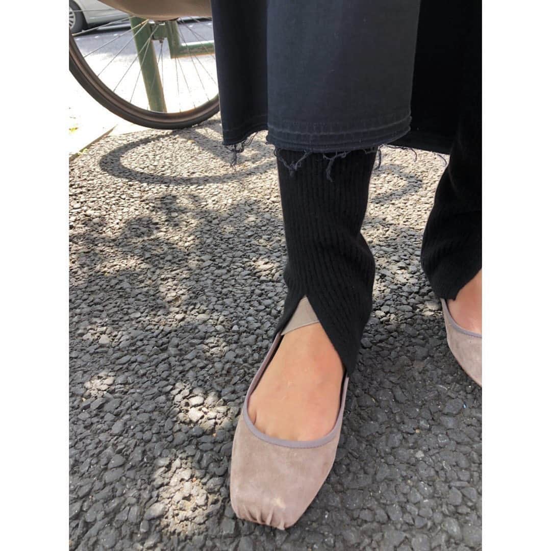 JUNNAさんのインスタグラム写真 - (JUNNAInstagram)「ETRÉの #ストラップバレエシューズ  昨年発売してからご好評頂き続け、 様々な素材や、カラーで発売しておりますが、 今年のAWはスウェード素材にしてみました。 光沢感が無く、よりシックで大人な印象に.. ブラックはレザータイプを愛用しているので 私は今回ベージュを購入してみましたが、 落ち着いて彩度の浅いベージュは何にでもスッと寄添いスタイリングをまとめてくれるの💪  私は22.5のサイズでETRÉの靴はいつも36を選んで履いています☺️ タスマニアレギンスの足首のカットデザインから バレエシューズのストラップが覗く感じがスキ。  程よいスクエアトゥでパンツスタイルもスカートスタイルも合わせやすい👍 爪先部分のドレープ感も拘り。  細かい拘りを詰め込んだ  upperhights × ETRÉ TOKYO のロングシャツ！ 今の時期がジャストシーズン！ #エトレコラボシャツ  羽織としてもワンピースとしても使えちゃう 秋はワードローブに生地のしっかりしたシャツが一枚あると安心😌  bottom/ #タスマニアウールニットレギンス  発売中 shoes/ #スウェードストラップバレエシューズ  発売中 shirt/ @upperhights × @etretokyo  発売中 bag/ #celine  #etretokyo#junna👠 #2019etreAW#エトレ#ニット#エトレニット#celinebag #秋服 #カジュアル#大人カジュアル#靴#靴好き#モノトーンコーデ #ベージュ#セリーヌ#バレエシューズ#エトレのバレエ」9月27日 14時26分 - junna