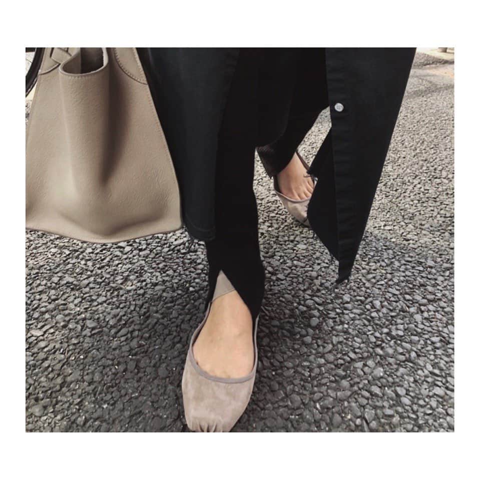 JUNNAのインスタグラム：「ETRÉの #ストラップバレエシューズ  昨年発売してからご好評頂き続け、 様々な素材や、カラーで発売しておりますが、 今年のAWはスウェード素材にしてみました。 光沢感が無く、よりシックで大人な印象に.. ブラックはレザータイプを愛用しているので 私は今回ベージュを購入してみましたが、 落ち着いて彩度の浅いベージュは何にでもスッと寄添いスタイリングをまとめてくれるの💪  私は22.5のサイズでETRÉの靴はいつも36を選んで履いています☺️ タスマニアレギンスの足首のカットデザインから バレエシューズのストラップが覗く感じがスキ。  程よいスクエアトゥでパンツスタイルもスカートスタイルも合わせやすい👍 爪先部分のドレープ感も拘り。  細かい拘りを詰め込んだ  upperhights × ETRÉ TOKYO のロングシャツ！ 今の時期がジャストシーズン！ #エトレコラボシャツ  羽織としてもワンピースとしても使えちゃう 秋はワードローブに生地のしっかりしたシャツが一枚あると安心😌  bottom/ #タスマニアウールニットレギンス  発売中 shoes/ #スウェードストラップバレエシューズ  発売中 shirt/ @upperhights × @etretokyo  発売中 bag/ #celine  #etretokyo#junna👠 #2019etreAW#エトレ#ニット#エトレニット#celinebag #秋服 #カジュアル#大人カジュアル#靴#靴好き#モノトーンコーデ #ベージュ#セリーヌ#バレエシューズ#エトレのバレエ」