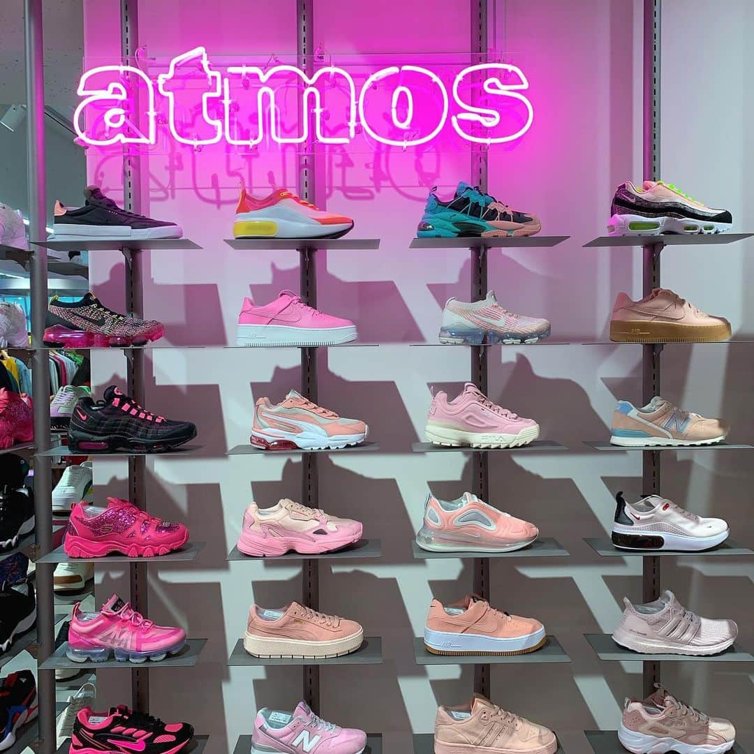 光永さんのインスタグラム写真 - (光永Instagram)「atmos pink FLAGSIP HARAJUKU レセプションパーティーでのトークショーでお邪魔しました。 私このたび、【#スニ女子会】というものを立ち上げました！👟 すごく詳しい訳ではないすが、大好きなスニーカー。 この活動をしながら、ちゃんと、もっともっと知っていきたい！🥺💗💗 という想いです◎ みんなでスニーカーloverになりましょう。 . イベントMCが先日写真も撮ってくれた(モノクロのやつ)、大学の同級生トモカ🥺🌸嬉しい重ね◎ . 日付変わって本日、 @atmos_pink_official 原宿店リニューアルオープンです👏 原宿のど真ん中、すごく広いです。スニーカーも見やすくてどれも可愛いです🥺💗💗💗 あややんちゃんがディレクター務める爆可愛アイテムもありますので是非チェックを！！ . . #atmos #atmospink #receptionparty  #スニーカー女子  #光永 #3時のヒロイン #ゆりやんレトリィバァ #ayayan #アントニー」9月28日 0時09分 - hinata_official__