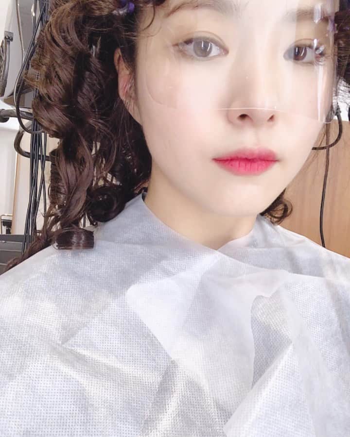 シン・セギョンのインスタグラム：「저 파마했어요❣️ 브이로그라고 하기 부끄러운 일상 조각 모음 올려보았습니다. 링크는 프로필에! Link in bio🥰」