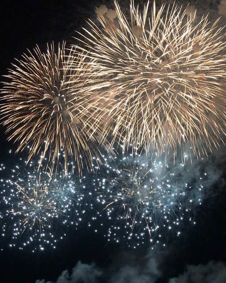 桃生亜希子のインスタグラム：「夏の終わりに逗子花火大会🎆。 あまりの凄さに度肝を抜かれる。 観れて本当によかった🙏✨。 #ママはいつもうるさい #クライマックスを載せたくてやり直し」