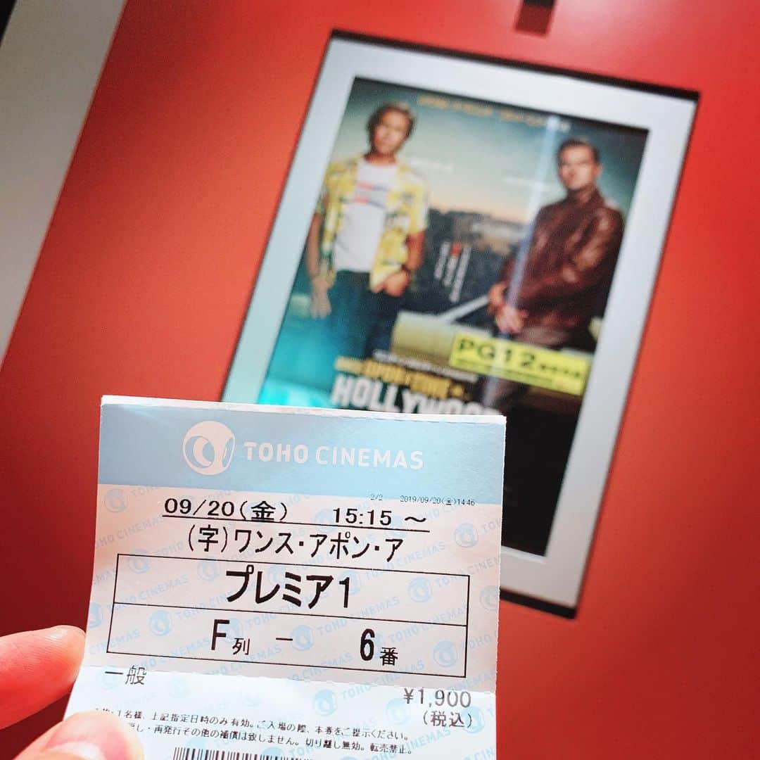 上坂嵩さんのインスタグラム写真 - (上坂嵩Instagram)「休日のインプット。  #レオナルドディカプリオ & #ブラッドピット ﻿ 二大スターの共演で話題の映画 #ワンスアポンアタイムインハリウッド を鑑賞🎬 ﻿ 面白かった！！﻿ #タランティーノ 監督のハリウッドへの愛に溢れた作品でした✨ ﻿ 落ち目のスターと、寄り添うスタントマン。 二人の絆を軸に、"弱い自分"と向き合う姿が描かれています。 ﻿ ラスト、二人交わした言葉は熱かったなー。﻿ ﻿  シーン毎に、音楽やカット割り、テンポなど演出に変化があり、一つの映画で三つほどの作品を見たような感覚にもなりました。﻿ ﻿ ﻿ #レオ #ディカプリオ #ブラピ﻿ #onceinhollywood ﻿#ハリウッド #tohoシネマズ名古屋ベイシティ﻿ #メーテレ #上坂嵩」9月28日 0時53分 - takashi_uesaka_nbn