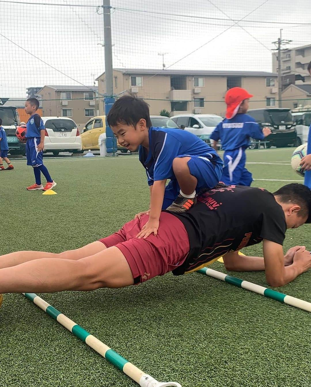 赤星拓さんのインスタグラム写真 - (赤星拓Instagram)「⚽️👍^_^ #教育 #見守る  #母校 #福岡大学サッカー部 #素晴らしい先輩指導者とその卵と環境に感謝 #アビスパ福岡 #アビスクール」9月28日 0時48分 - akahoshi.taku_1