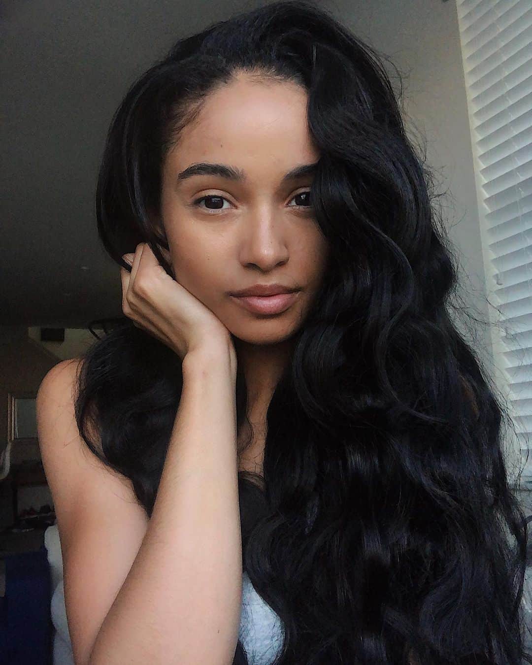 ケイラ・フィリップスのインスタグラム：「If looks could kill😛 @diamonddynastyvirginhair Indian bodywave  26in clip ins/250grams.... discount code:KAYLA10 to save some 💲」