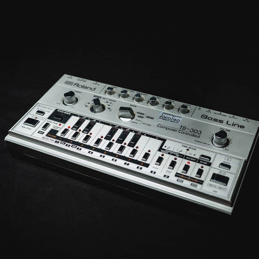 Red Bull Music Academyさんのインスタグラム写真 - (Red Bull Music AcademyInstagram)「Roland TB-303 ⠀⠀⠀⠀⠀⠀⠀⠀⠀ Just as the 808 and 909 defined the sounds of hip-hop, electro and techno, the compact 303 brought us the acid sound that still drives audiences wild today. ⠀⠀⠀⠀⠀⠀⠀⠀⠀ #Roland303 #TB303 #AcidHouse #AcidTechno #RBMA ⠀⠀⠀⠀⠀⠀⠀⠀⠀ 📷: @robert.winter」9月28日 1時00分 - rbma