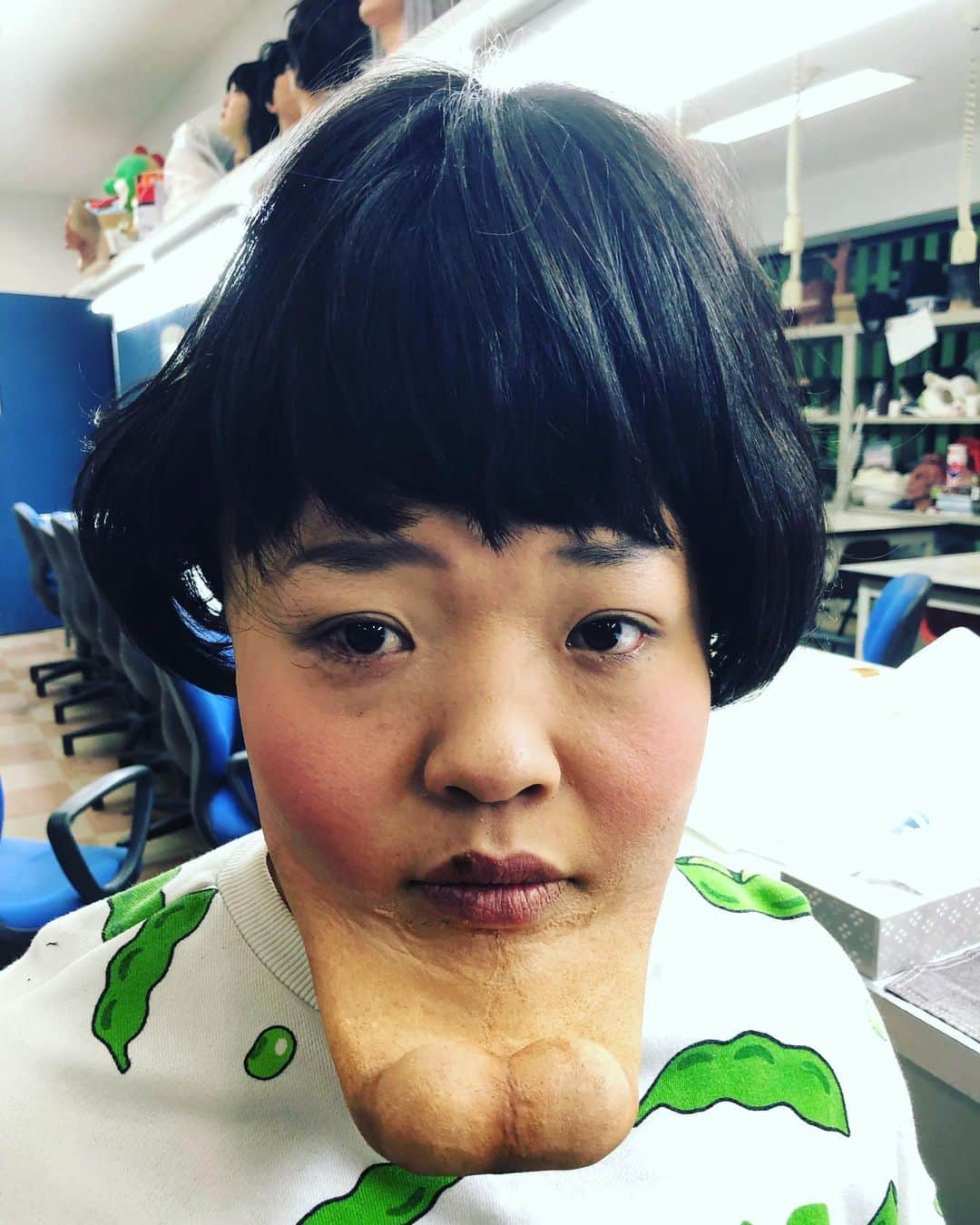 おかずクラブのインスタグラム：「みんな、聞いてくれ…  今日はなんと、  俺たちの愛するオカリナの誕生日なんだ！！！ これだけ言えば、後はわかるよな？  コメント欄はすぐ下にあるぜ！！！！ 今日はアイツを祝ってやろう！！！ ひゃっふー！！！ byゆいP  #オカリナ #特殊メイク #顎長い #ケツアゴと繋がりたい  35歳になったって話だぜ…」