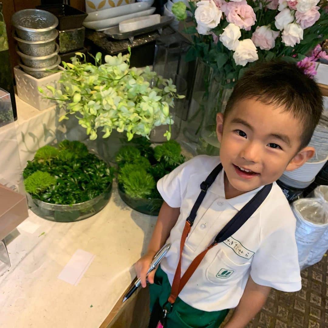 joujouのインスタグラム：「happy birthday to me  season1笑 「坊編」  ストーリーと被る部分があります！ いつも写真あまり撮らないfamilyが、 結構今回写真撮ったのでちょっとずつ 投稿しようかな😍  わたしのお花を買いに行ってくれる坊の様子。 #初めてのおつかいもどき  #お年玉から自分で払ってくれた これは泣ける。 #お花も選んでくれてんな 良いセンス！！🧡 #かわいいしかなかった！  このあと大暴れしてたけど笑笑」