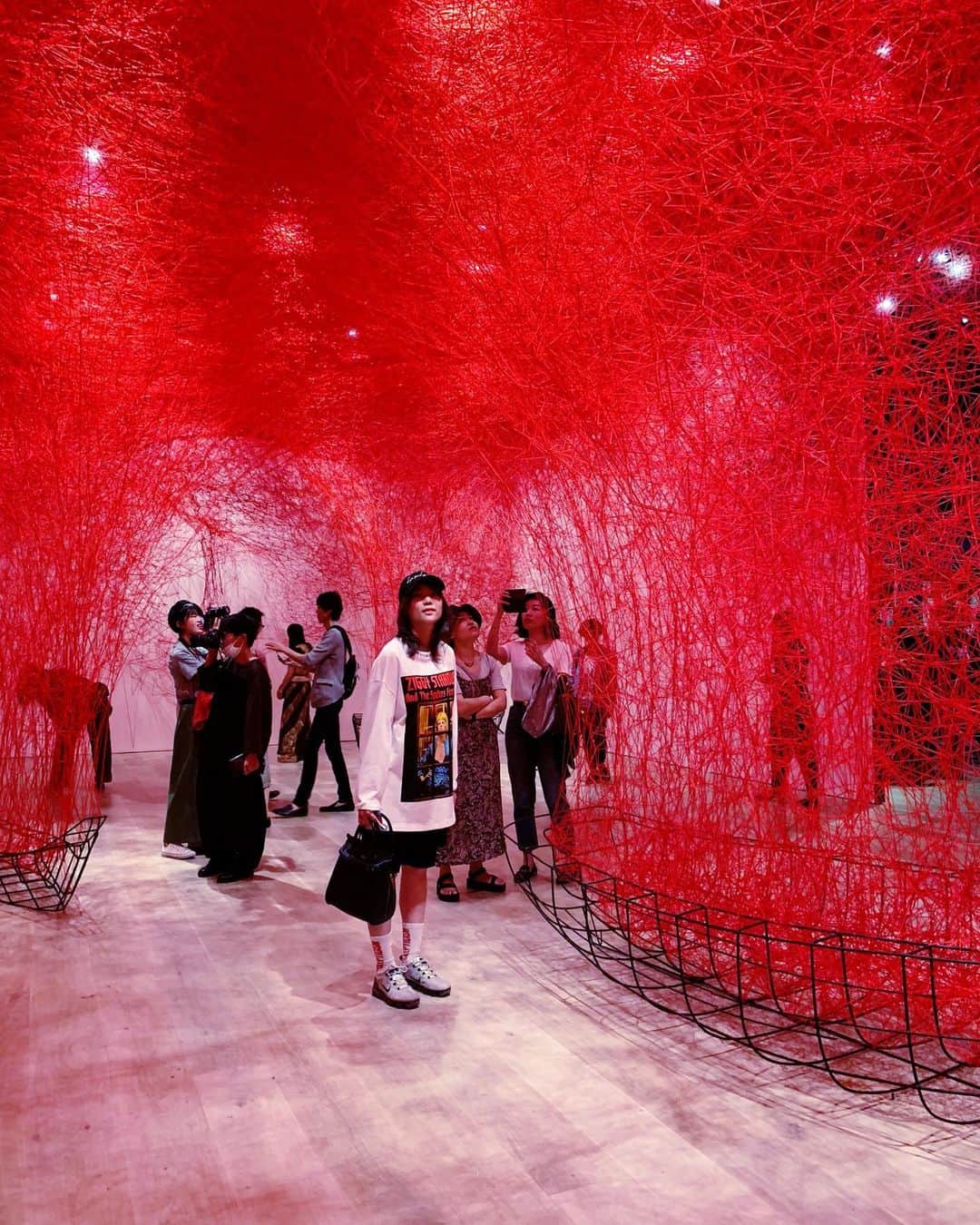菅原紗由理のインスタグラム：「行ってきた #塩田千春展  こんがらがる感覚を 砕いてバラバラにして、 違う視点で見てみると こうゆうことだったのか！と、 心の底で思っていたことに気づくことがある。  驚きや、憧れ。 行ったことのない風景を想像する時の高揚感に似た感覚に包まれながら、、 とても刺激になった。。！ 5枚目のは、 ずっと行きたいと思っている場所 「アイスランド」にて 大地が息をするかのよう湯気が立つ中、そんな風景と一体化するべく、 体で表現をした作品の１つらしい。 この写真とても好き。  6枚目『セルⅠ』 気になった絵。 ( ◠‿◠ )✌︎ #塩田千春 #塩田千春展魂がふるえる #魂がふるえる #thesxplay #菅原紗由理」