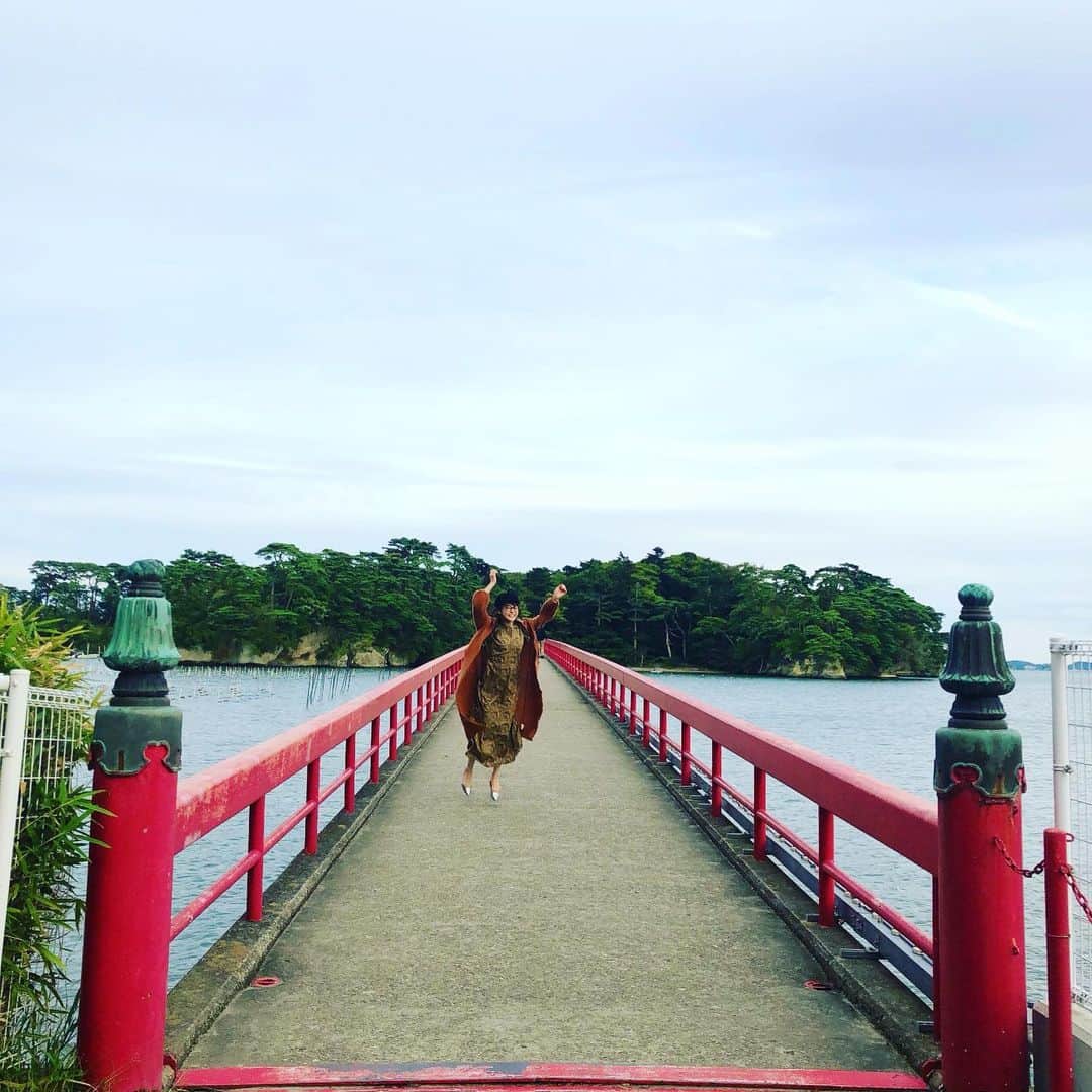 新井恵理那さんのインスタグラム写真 - (新井恵理那Instagram)「実は橋で調子に乗ったら、、靴が危ういところでした。。みなさんもご注意を(*ﾟ▽ﾟ*)笑 アメブロもアップしました！合わせて読んでみてくださいねー！ #仙台 #松島 #福浦橋 #新井恵理那」9月27日 16時37分 - elina_arai