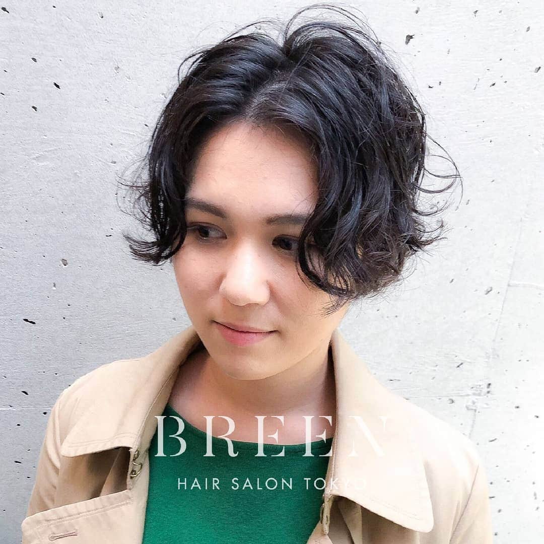 Hairsalon BREEN Tokyoさんのインスタグラム写真 - (Hairsalon BREEN TokyoInstagram)「. 【東京でショートヘアがうまい店・ジェンダーレスなヘアサロン✂】 . 「ただいま！と言ってしまうくらい何度も通いたい美容室」がコンセプト . お客さまが女性：男性比率が１：１　ジェンダーレスです。 . ヘアスタイルの質問はコメントにお願いします！ 担当スタイリストから返信します。 . . Cut:¥5,400 Color:¥5,400 Perm:¥5,400 . . . Hairsalon BREEN Tokyo 原宿駅・明治神宮前駅 5分 東京都渋谷区神宮前3-25-12FUJIBUILDING2F TEL:03-6432-9454 MAIL:info@hair-breen.com . #breentokyo  #原宿美容室 #表参道美容室 #明治神宮前美容室 #原宿ヘアサロン #ヘアサロン  #ヘアスタイリング  #イメチェン #カットが上手い #似合わせカット #ばっさりカット #ショートが得意 #ショートボブ #ショートボブパーマ #レイヤーボブ #切りっぱなしボブ #ショートカット #ショートカット女子 #ナチュラルヘア  #ヘアカラーアッシュ #ばっさりカット #グレージュカラー #抜け感ヘア #ヘアカタログ　 #ジェンダーレス #LGBT」9月27日 16時52分 - hairsalon_breen_tokyo