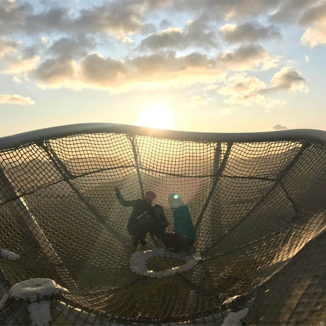 浜島直子さんのインスタグラム写真 - (浜島直子Instagram)「家族旅行でリゾナーレトマムへ。 ・ 1、朝3時半に起きて雲海&日の出を見に。でも雲海全く出ず。寒い眠い帰りたいとギャン泣きの息子。だ、よ、ね〜。 でも、すんごい楽しかったね！って言うのは、な、ぜ、だ〜？！🤣 ・ 2、ポニーに揺られる、暴れない肉団子。 ・ 3、安心してください。暴れてます。 ・ 4、ハムハムしてる牛。 ・ 5、を、羨ましそうに見つめる我が家のホルスタイン、父良男。 ・ 6、こわく、ない。おびえていただけなんだよね？ ・ 7、ナイトサファリツアーで見ることができた、野生の蝦夷鹿。 ・ 8、美しかった。 ・ 9、可愛かった。 ・ 10、1日だけお友達と日にちがかぶり、プールで遊びました。楽しかったねぇ。ありがとう🥰 ・ #家族旅行 #リゾナーレトマム #朝3時半にアラームをセットしておいた携帯を #止めるの忘れてトイレに行ったら #ママが #床に投げてたんだよ〜 #と真顔で言っていた #父良男 #がんば😂🤣‼️」9月27日 17時06分 - hamaji_0912