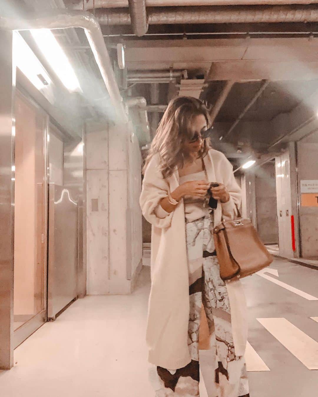 のインスタグラム：「TODAY’s💛 ────────────────────── 少し夜になると肌寒いね！ ちょっとずつ秋服にチェンジ。 ホワイトのニットガウンは @fifth_store でプチプラ！ ・ #ootd #outfit #me #love #autumn #fifth #fifthtl #hair #ボリュームスリーブマキシガウン #フィフス」