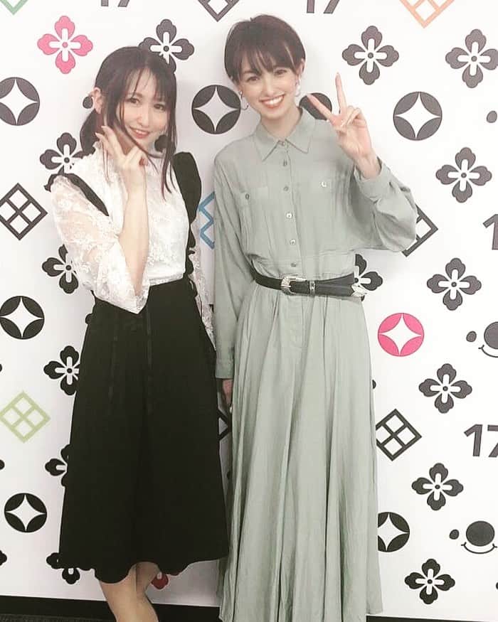 大谷咲子のインスタグラム：「#17Live であっきーなコラボゲーム配信に出演しました✨ #南明奈 さん、顔小さ過ぎて🥺🥺🥺 本当に可愛くて、本物のアイドル！って感じでした。 キラキラしてた✨ ゲームもすっごく楽しかったです🤗 また行けますように🥰 やったゲームは #ブロスタ です🎮」