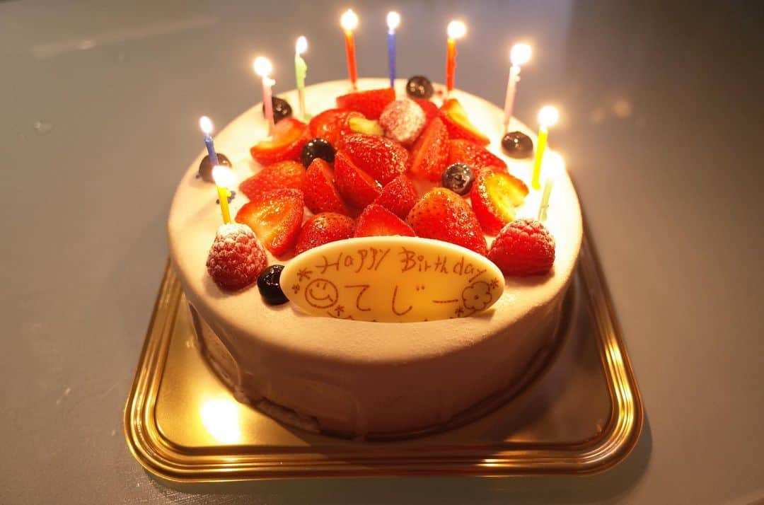 木口亜矢さんのインスタグラム写真 - (木口亜矢Instagram)「💚💛Happy birthday💛🧡 1ヶ月遅れの手島優ちゃんのお誕生日会を事務所の方とお祝いしました♡ たくさんの人に愛されてるのが伝わるバーベキュー誕生日会 てじーのいいところをみんなで言い合うゲームをしたり、バーベキュー会場にはカラオケもついていたので事務所の方が全力で歌のプレゼントもしてくれました！ プラチナムプロダクションはほんとに個性的なマネージャーさんが多く、タレントさんより強烈な方が多いいのでは？！と思うくらい。いつも笑わせてもらってます💙 てじーのマネージャーさんが終始全力でパフォーマンスをしてくれていたので、大盛り上がり！ 私も久しぶりに担当マネージャーさんにも会えました☺︎ #手島優  #Happybirthday #プラチナムプロダクション #中村マネージャー #私は齋藤マネージャー #37歳おめでとう🧡」9月27日 17時18分 - ayakiguchi