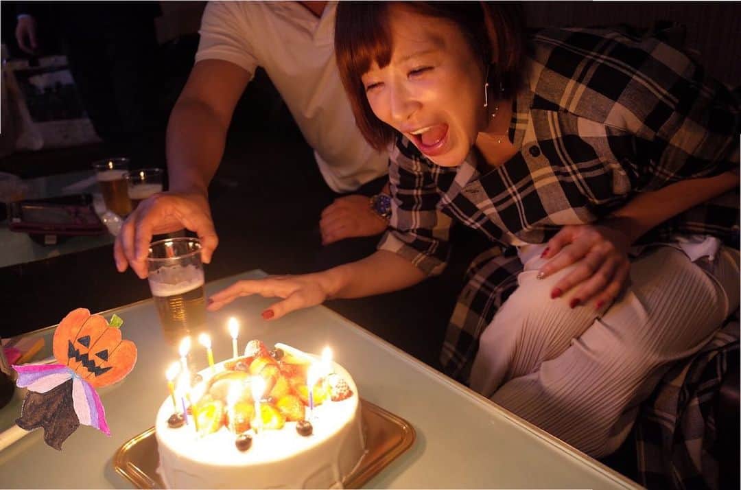 木口亜矢さんのインスタグラム写真 - (木口亜矢Instagram)「💚💛Happy birthday💛🧡 1ヶ月遅れの手島優ちゃんのお誕生日会を事務所の方とお祝いしました♡ たくさんの人に愛されてるのが伝わるバーベキュー誕生日会 てじーのいいところをみんなで言い合うゲームをしたり、バーベキュー会場にはカラオケもついていたので事務所の方が全力で歌のプレゼントもしてくれました！ プラチナムプロダクションはほんとに個性的なマネージャーさんが多く、タレントさんより強烈な方が多いいのでは？！と思うくらい。いつも笑わせてもらってます💙 てじーのマネージャーさんが終始全力でパフォーマンスをしてくれていたので、大盛り上がり！ 私も久しぶりに担当マネージャーさんにも会えました☺︎ #手島優  #Happybirthday #プラチナムプロダクション #中村マネージャー #私は齋藤マネージャー #37歳おめでとう🧡」9月27日 17時18分 - ayakiguchi