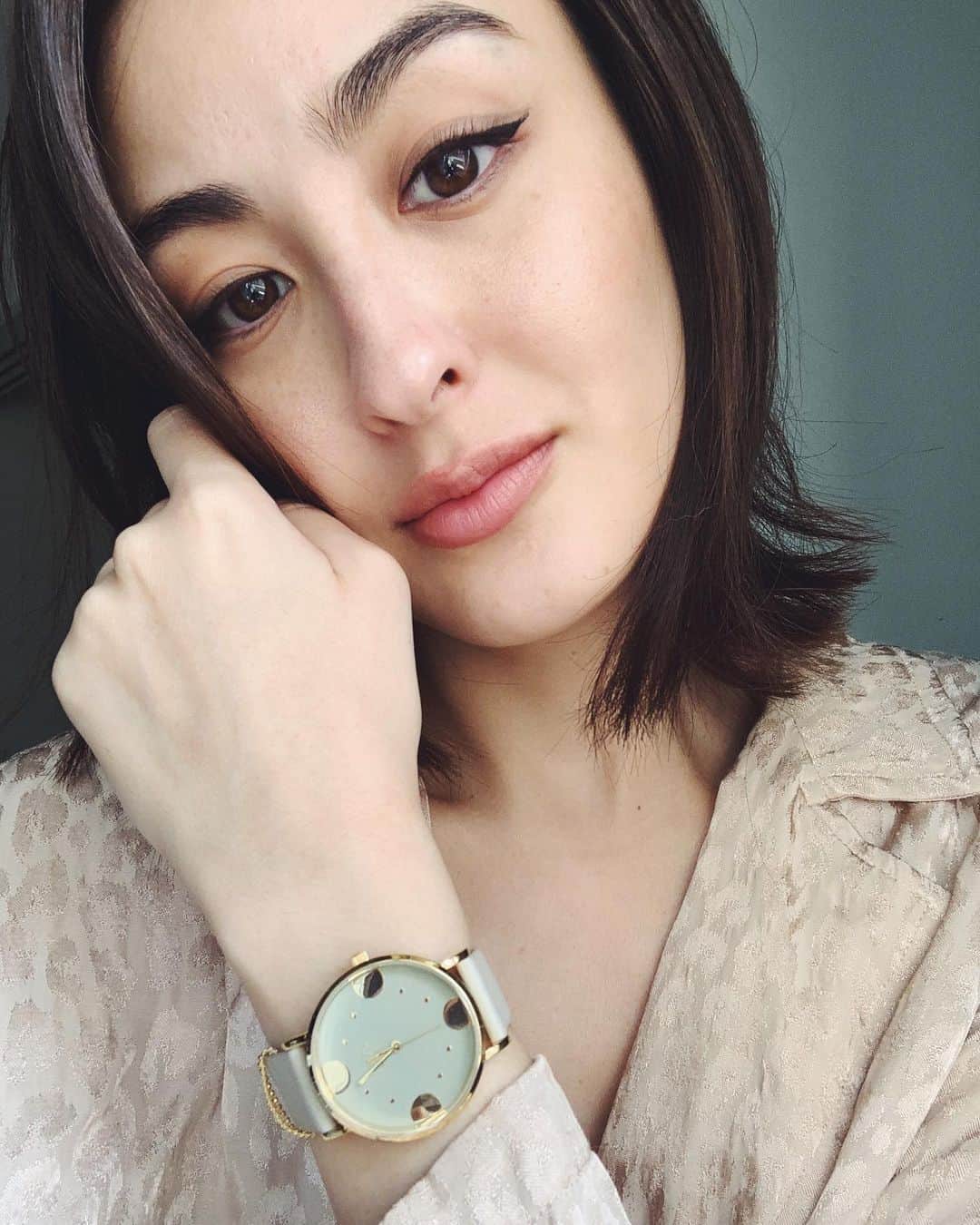 オードリー亜谷香のインスタグラム：「Time is of the essence 🕒 I love this simple yet chic design that doubles as a piece of jewelry ‪9/27~9/30‬までSALE中💛 ＠nuwl_nuwl #NUWL#腕時計 #SALE中」