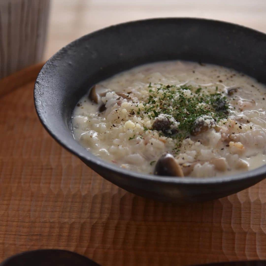 のインスタグラム：「きのことベーコンのチーズミルク粥🧀 ・ 食欲がない日でもおかわりが出ちゃうミルク粥😋 ・ 子供たちも大好きなので朝食に✨ ・ 冷凍ごはんの消費にも使えますよ＾＾ 10分で出来るズボラ飯。 でもズボラに見えないところもお気に入り😅 ・ レシピはブログでご紹介しています。 ・ @mi1341 ←プロフィールのURLからブログへ飛べます。 ・ 是非ご覧頂けたら嬉しいです☺️ ・ #めがねとかもめと北欧暮らし#朝のせごはん#朝ごはん#朝食#ズボラ飯#ミルク粥#お粥#簡単レシピ#コストコ#コストコ購入品#cooking#cookingram#伊藤環 ・」