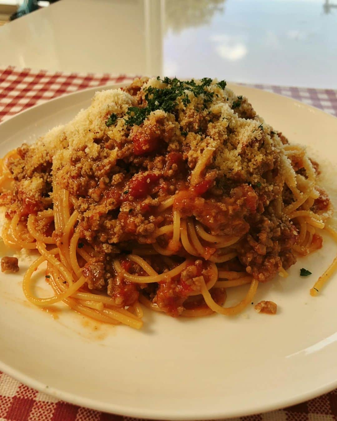 川島章良さんのインスタグラム写真 - (川島章良Instagram)「. . . 『ワンパンミートソースパスタ』  ボロネーゼに近いかな。 一つのフライパンでやるんで後片付けもラクチン。 たまねぎすりおろしますのよん。  材料  ダイストマト缶 半分 トマトケチャップ 大さじ1 ウスターソース  小さじ1 にんにく 一欠片 合挽き肉 100 水200 コンソメ小さじ1より少し多め オリーブ 粉チーズ 適量  作り方はYouTubeのかわだしクッキングを観てくださいな。 . . . #かわだしクッキング#かわ飯#川飯 #パスタレシピ #パスタ #ツナとトマトクリームのパスタ  #クッキング#料理」9月27日 17時23分 - hannyakawashima