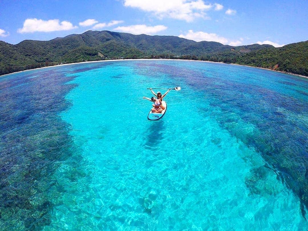 ピーチ・アビエーションさんのインスタグラム写真 - (ピーチ・アビエーションInstagram)「まるで地球に浮いているみたい🌏 奄美大島の海は海中が透けて見えるほどの透明感✨ . 「奄美ブルー」と呼ばる水底まで見える驚きの透明度と、サンゴ礁が作る自然の絶景はここ、奄美ならではの景色です。 . 1年中楽しめるカヌーやシュノーケリングなどのアクティビティも豊富！ みなさんは美しすぎる海で、どんな事がしてみたいですか？🐟 . . . . . . . . . . . . . . . . . . . . . . . . . . . . . . . . . . . . ▶Photo by @xxaki911xx OOKINI!! ▶Place #鹿児島県 #奄美大島 . . . . . . . . . . . . . . . . . . . . . . . . . . . . . . . . . . . . Peachでは各就航地で撮影された皆さまのお写真をInstagramでご紹介させていただいています。 #fly_peach をつけて投稿してください . #fly_peach #奄美 #マリンスポーツ #離島 #離島巡り #離島旅行 #日本自由行 #自由行 #打卡景點  #amami #kagoshima #amamioshima #AMAMI #genic_beach #beachstagram」9月27日 17時30分 - flypeach