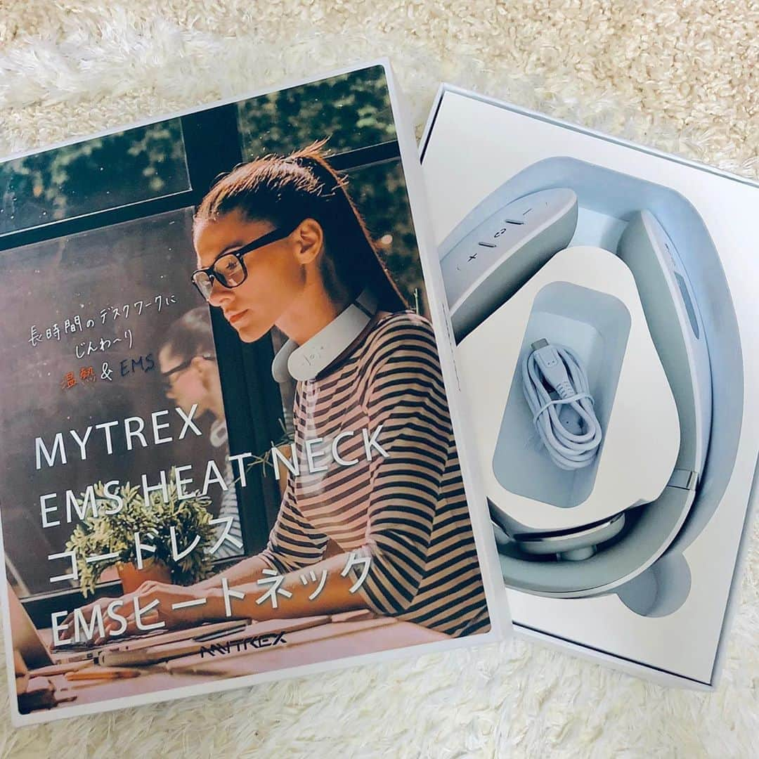 辰巳ゆいさんのインスタグラム写真 - (辰巳ゆいInstagram)「MYTREX様から、EMS HEAT NECK が届きました❤️﻿ ﻿ テレビ見ながらとか、ケータイ見ながらとかにできるマッサージ♪﻿ ﻿ じんわりとあったかくて気持ちいいーー♪﻿ ﻿ パソコンやる人とか、首が凝っちゃうって方！﻿ おすすめだよー♪﻿ ﻿ ﻿ #首マッサージ #首こり #首こり解消 #肩こり #美容グッズ #癒しグッズ #便利グッズ #mytrex #マイトレックス #肩首マッサージ #マッサージ器首 #首肩マッサージ器 #首マッサージ機 #首マッサージ機 #肩こりマッサージ器 #首こりマッサージ #ネックマッサージ #首マッサージ #ネックマッサージャー #ネックマッサージャー」9月27日 17時32分 - yuitatsumi