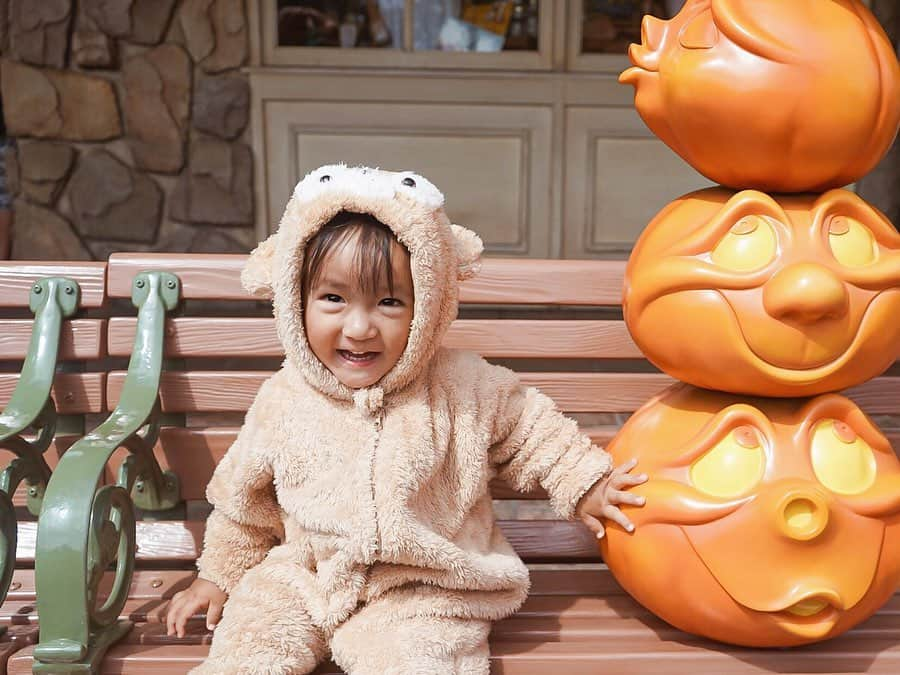 孫きょうさんのインスタグラム写真 - (孫きょうInstagram)「🐻🎃🎃🎃﻿ ﻿ お気に入り写真、横バージョンも載せておこう💛﻿ ﻿ 今年のハロウィンもう1回次はシーにも行けたらいいな👻﻿ ﻿ 来月のれお&私のバースデー旅行は4年ぶりのUSJも行くからそちらもワクワク🧟‍♀️✨😆﻿ ﻿ #tokyodisneyland #TDL #disneyland #birthday #happybirthday #2ndbirthday #2ndanniversary #duffy #sonya7iii #東京ディズニーランド #ディズニーランド #2歳 #2歳誕生日 #ダッフィー #ダッフィーコーデ #ダッフィーコスチューム #ママリ #ベビフル #コドモノ #親バカ部﻿ ﻿」9月27日 17時33分 - sonkyou1013