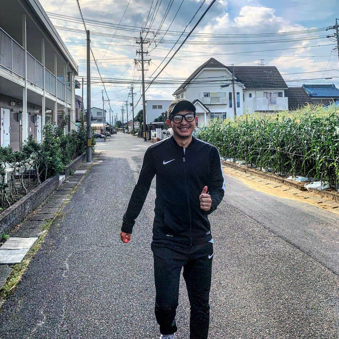 会津雄生のインスタグラム：「・ 最近のリハビリは歩くこと🚶‍♂️ 普通に歩けるって幸せだな。 #リハビリ #ウォーキング #アキレス腱断裂  #goodr_jp @goodr_jp  #runningsunglasses  #goodrflamboyance  #クリアレンズ」