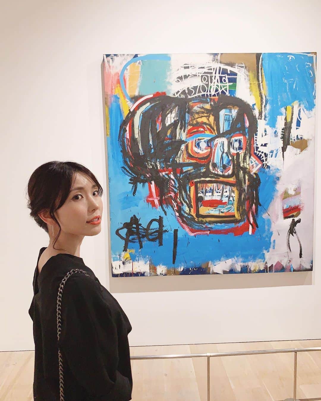 のインスタグラム：「話題の場所に立ち寄ってきた🎨﻿ 音声ガイダンス担当されている吉岡里帆さんの声に癒される。 ﻿ バスキア展 #jeanmichelbasquiat ﻿ ﻿ ﻿ ﻿ ﻿ ﻿ #バスキア展 #バスキア #バスキア展メイドインジャパン #ジャンミシェルバスキア #roppongi #roppongihills #art #museum #jeanmichelbasquiat #美術館 #児玉アメリア彩」