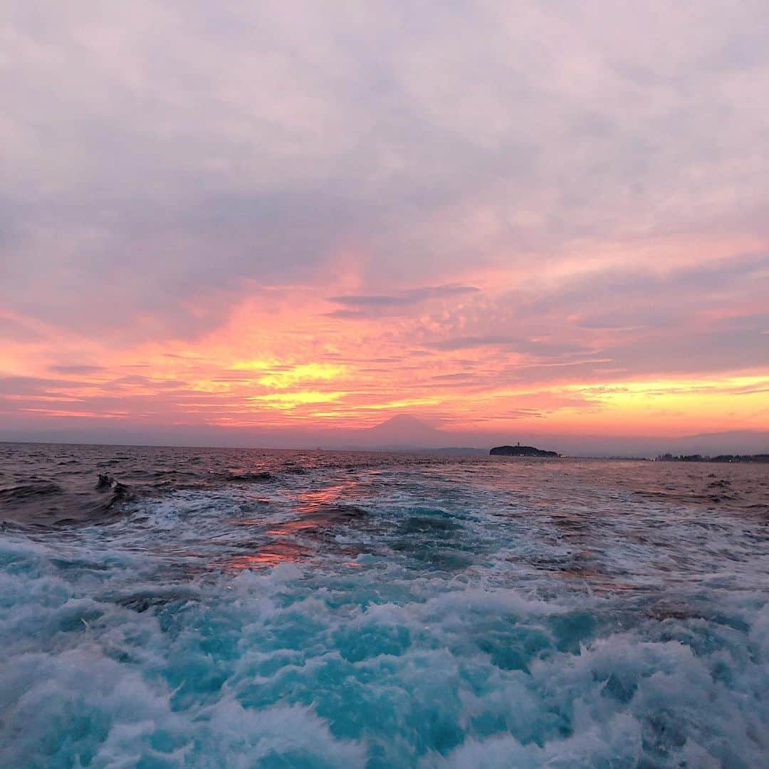 長谷川朋美さんのインスタグラム写真 - (長谷川朋美Instagram)「#sunset の#富士山 🗻 アートみたいな風景に癒される。 ・ 今から#逗子花火大会 ✨ 初めて船の上からみんなで鑑賞🥰 楽しみ🎇 ・ #art #花火大会 #sky #pink #mtfuji #sea #ocean #ship #葉山観光大使」9月27日 17時48分 - hasegawa.elena.tomomi