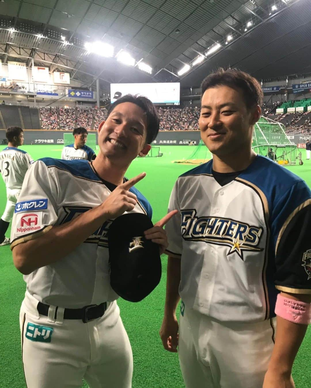 北海道日本ハムファイターズさんのインスタグラム写真 - (北海道日本ハムファイターズInstagram)「試合前はみんなで「3」！ #lovefighters #飛び出せ新時代 #田中賢介 #ラストゲーム #みんなで #けーんすけー」9月27日 18時03分 - fighters_official