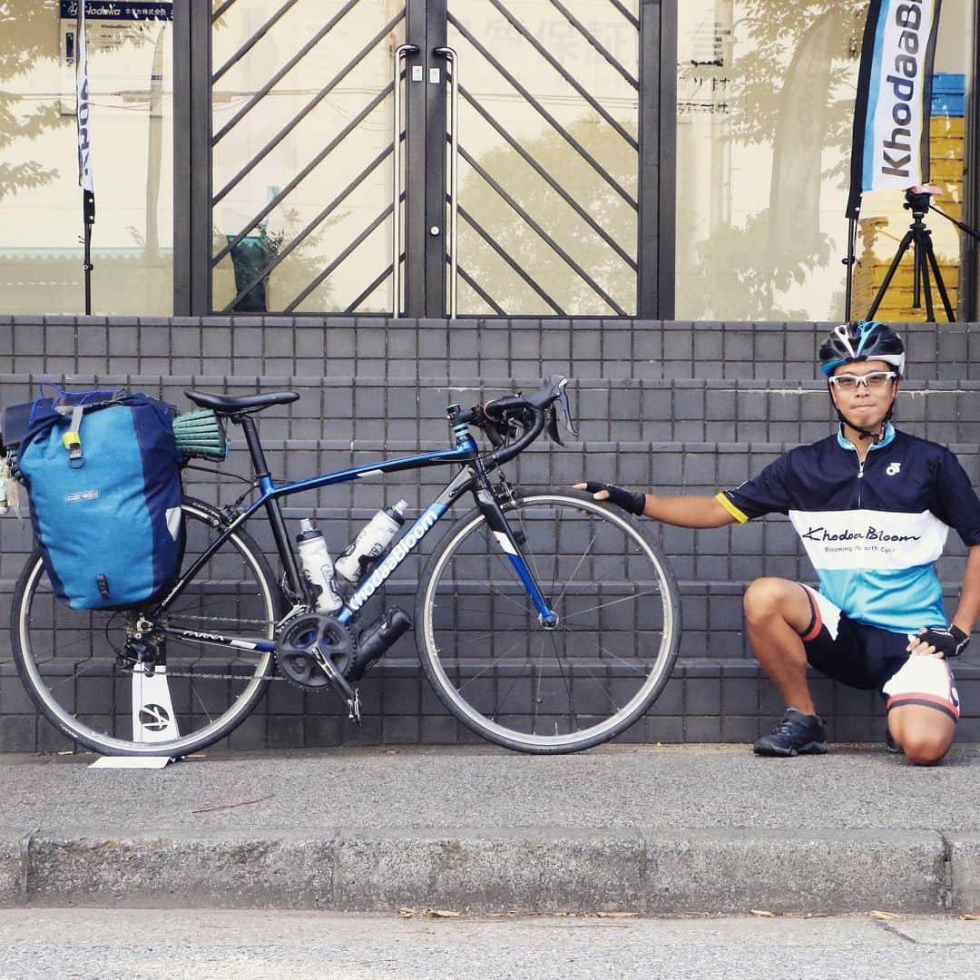 KhodaaBloomのインスタグラム：「FARNA700-105で日本一周の旅をされている「ノブ＠ツール・ド・気ままに」さんが本日、越谷市にあるKhodaaBloom本社に来てくれました。﻿ 日本一周を始めてからこの時までの走行距離はなんと15,414km！明後日29日に東京都内でゴールを迎えられるそうです。﻿ ﻿ FARNA700は低速での直進安定性に優れているので荷物を載せても走りやすかったとおっしゃっていただけました。日本人のために作ったロードバイクで日本一周をしていただけて、私達もとても嬉しいです！﻿ ﻿ これまでの旅の記録はノブさんのブログ(https://tourdekimamani.com/)を要チェックです！﻿ #KhodaaBloom #コーダーブルーム #FARNA﻿」