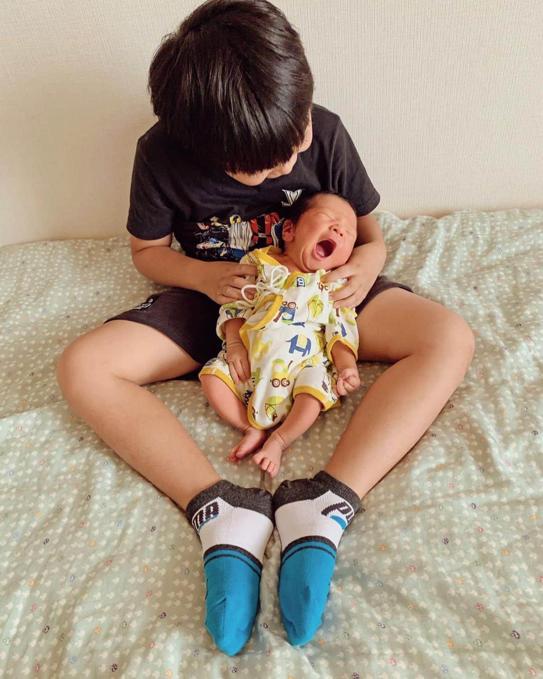 むらたさきさんのインスタグラム写真 - (むらたさきInstagram)「🧦🧦 ． “かっこいい” を追求する年長男子👦👍 ． ZOZOTOWNで 9足セット(で2,000円)のプーマの靴下🧦を見つけたので 長男用に頼んでみたら、 「色も、走るトラかっこいい😍🐆✨ (ほんまはパンサー系らしい？けれど)」 と、 ． 長男の好みにどハマりしたようで、 “今日は青！” “今度のお父さんの休みは緑にする！” と毎朝選ぶのが楽しそう☺️🧦 ． ． 9足2,000円って、 3足1,000円よりお財布に優しいやんね〜👌😙👛 ． (ストーリーズにリンクを載せました💻✨🐶) ． ． ． ． (☞3枚目) 笑っとる☺️😌♡ ． 19.5cmの長男の足と8cmの三男の足🦶🐾🥰 ． 身体は119cmと50cmくらいで、 2人の差は、三男2人分以上ちがう🥺👬♡ ． ． “◯◯くん抱っこしていい👶🤝🤤？” と、 暇さえあれば三男を抱っこして可愛いがってくれとる🥰 ． ． ． ． ． ． ． ． ． #6歳 3ヶ月 #生後6日目 #9月10日生まれ #兄ちゃんとおとうと #ナイガイ #靴下 #PUMA #プーマ  #naigai#pr#zozotown」9月27日 17時58分 - muratasaki