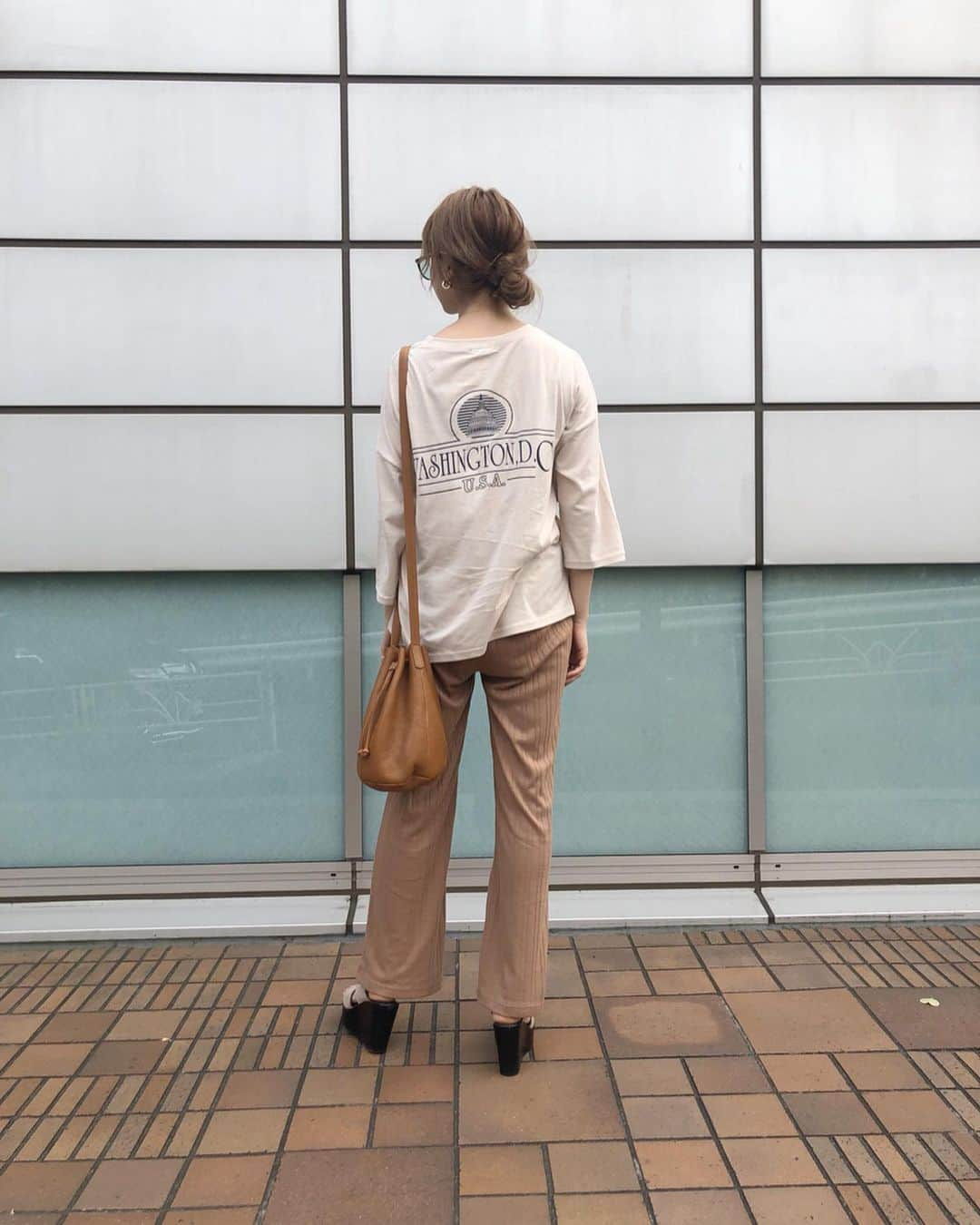 村田倫子さんのインスタグラム写真 - (村田倫子Instagram)「ゆるゆるな日。 #りんこーで  tops @isntshe_official (my select item) pants @nikoand_official  bag @momadesignstore . 10月2日の18時から、 @isntshe_official にてインスタライブをします☺︎買い付けアイテム達を色々紹介するので、よかったら覗きにきてください🐶 . あとね、すぐに完売してしまったこのロゴTのベージュは再販が決まりました☺︎ 今在庫が切れているほかのアイテムも再販がきまったのでちょいとお待ちください🙏 発売日またお知らせしますね。」9月27日 18時08分 - rinco1023